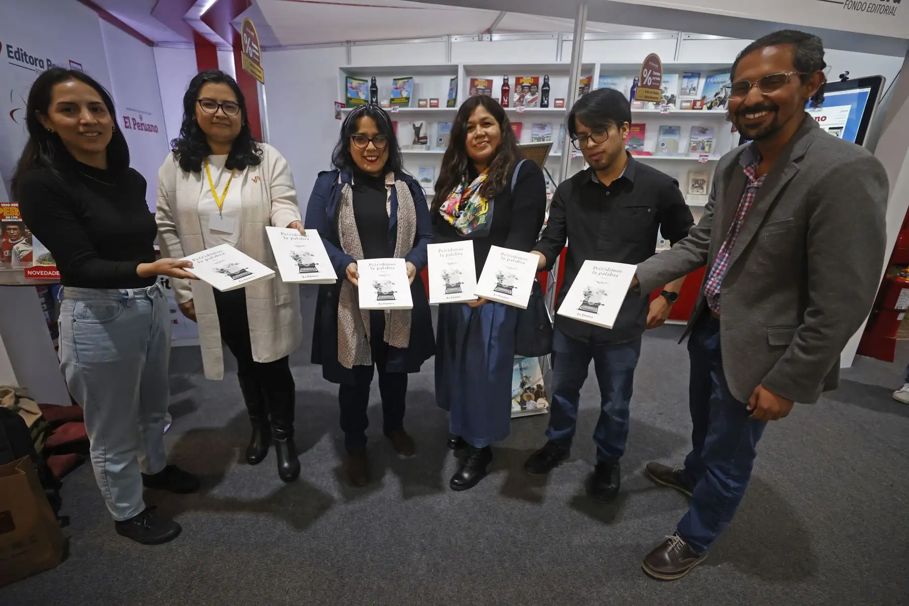 ‘Pe(r)dimos la palabra’ es una antología poética escrita por estudiantes de la Maestría en Escritura Creativa de la UNMSM. “La muestra se originó como parte del curso Taller de Poesía I, a cargo del renombrado poeta peruano Marco Martos”.  Foto: ANDINA/Vidal Tarqui