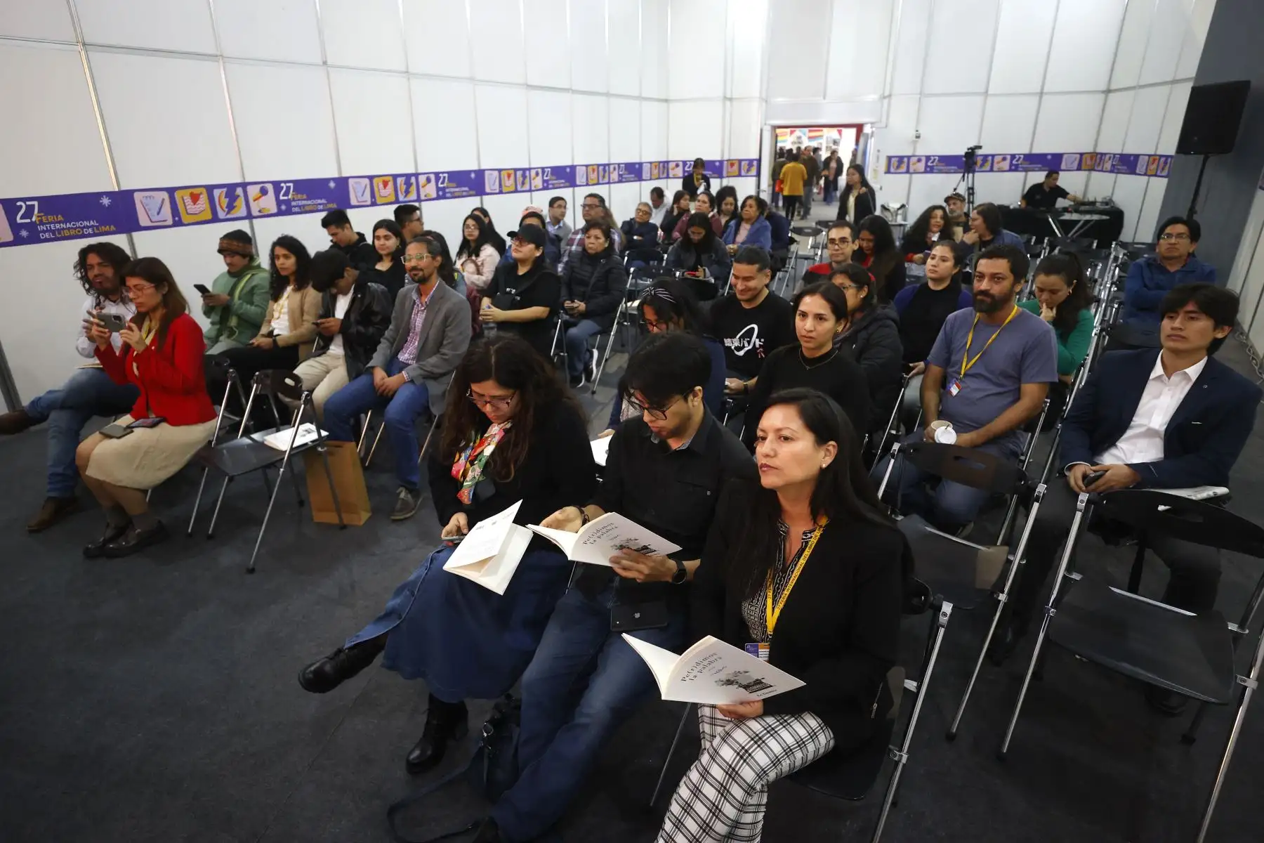 ‘Pe(r)dimos la palabra’ es una antología poética escrita por estudiantes de la Maestría en Escritura Creativa de la UNMSM. “La muestra se originó como parte del curso Taller de Poesía I, a cargo del renombrado poeta peruano Marco Martos”. 
. Foto: ANDINA/Vidal Tarqui
