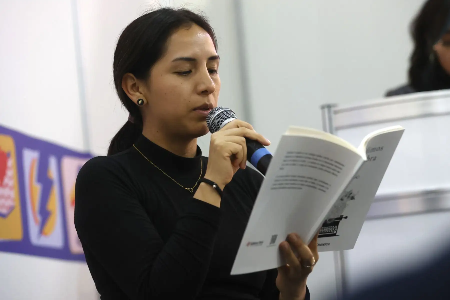 ‘Pe(r)dimos la palabra’ es una antología poética escrita por estudiantes de la Maestría en Escritura Creativa de la UNMSM. “La muestra se originó como parte del curso Taller de Poesía I, a cargo del renombrado poeta peruano Marco Martos”.  Foto: ANDINA/Vidal Tarqui