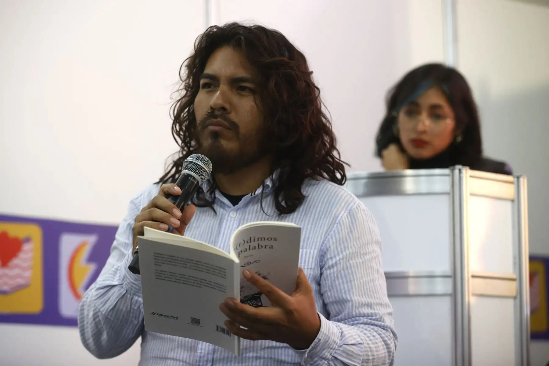 ‘Pe(r)dimos la palabra’ es una antología poética escrita por estudiantes de la Maestría en Escritura Creativa de la UNMSM. “La muestra se originó como parte del curso Taller de Poesía I, a cargo del renombrado poeta peruano Marco Martos”.  Foto: ANDINA/Vidal Tarqui