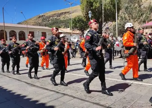 La Policía Nacional participó del desfile cívico que se realizó en Huancavelica como homenaje por el aniversario 202 de la Independencia del Perú. Foto: Flor Hidalgo