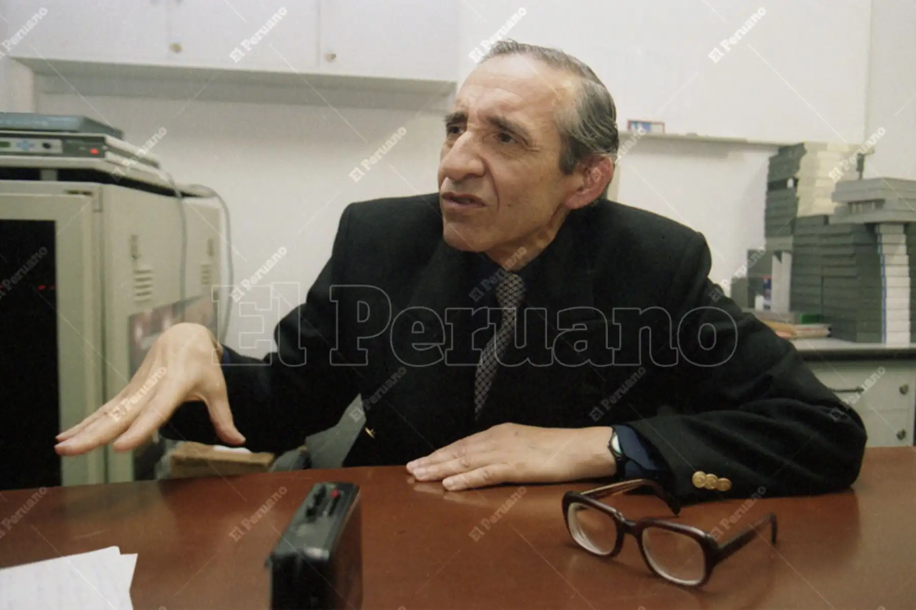 Lima - 30 setiembre 1999 / Marco Aurelio Denegri, conductor del programa A solas en Cable Mágico Cultural. Foto: Archivo Histórico de El Peruano / Ricardo Choy Kifox