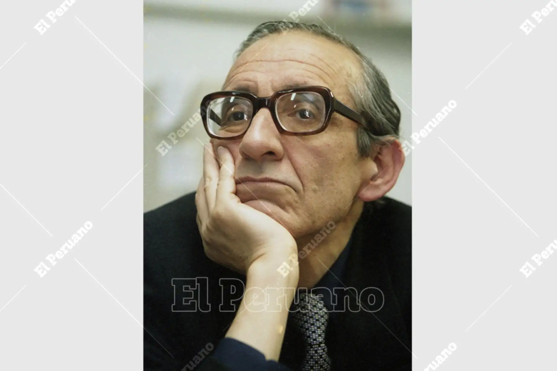 Lima - 30 setiembre 1999 / Marco Aurelio Denegri, conductor del programa A solas en Cable Mágico Cultural. Foto: Archivo Histórico de El Peruano / Ricardo Choy Kifox