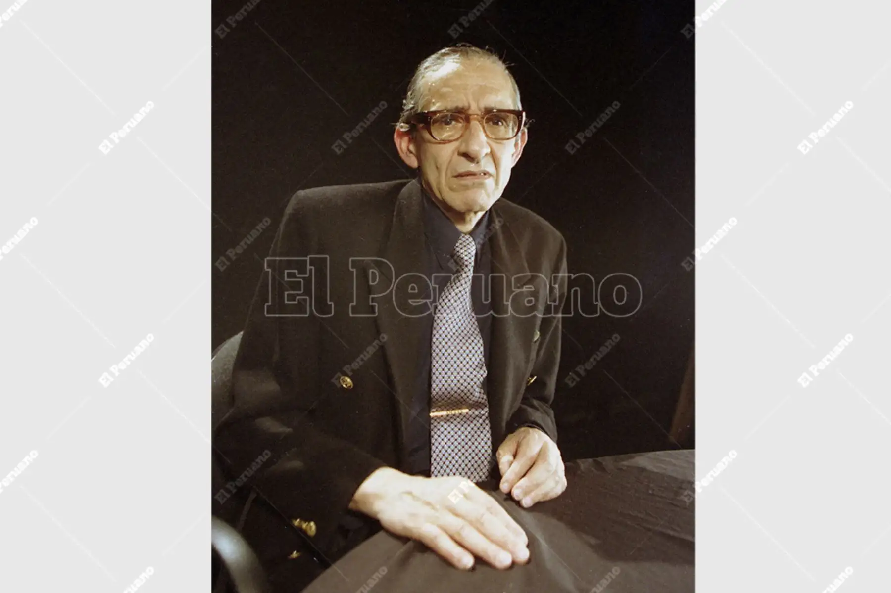 Lima - 30 setiembre 1999 / Marco Aurelio Denegri, conductor del programa A solas en Cable Mágico Cultural. Foto: Archivo Histórico de El Peruano / Ricardo Choy Kifox