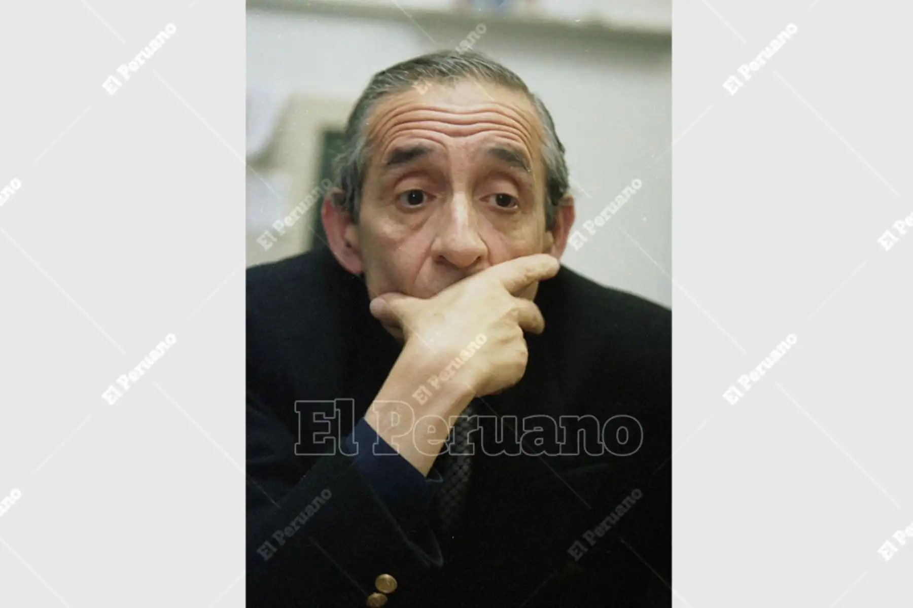 Lima - 30 setiembre 1999 / Marco Aurelio Denegri, conductor del programa A solas en Cable Mágico Cultural. Foto: Archivo Histórico de El Peruano / Ricardo Choy Kifox