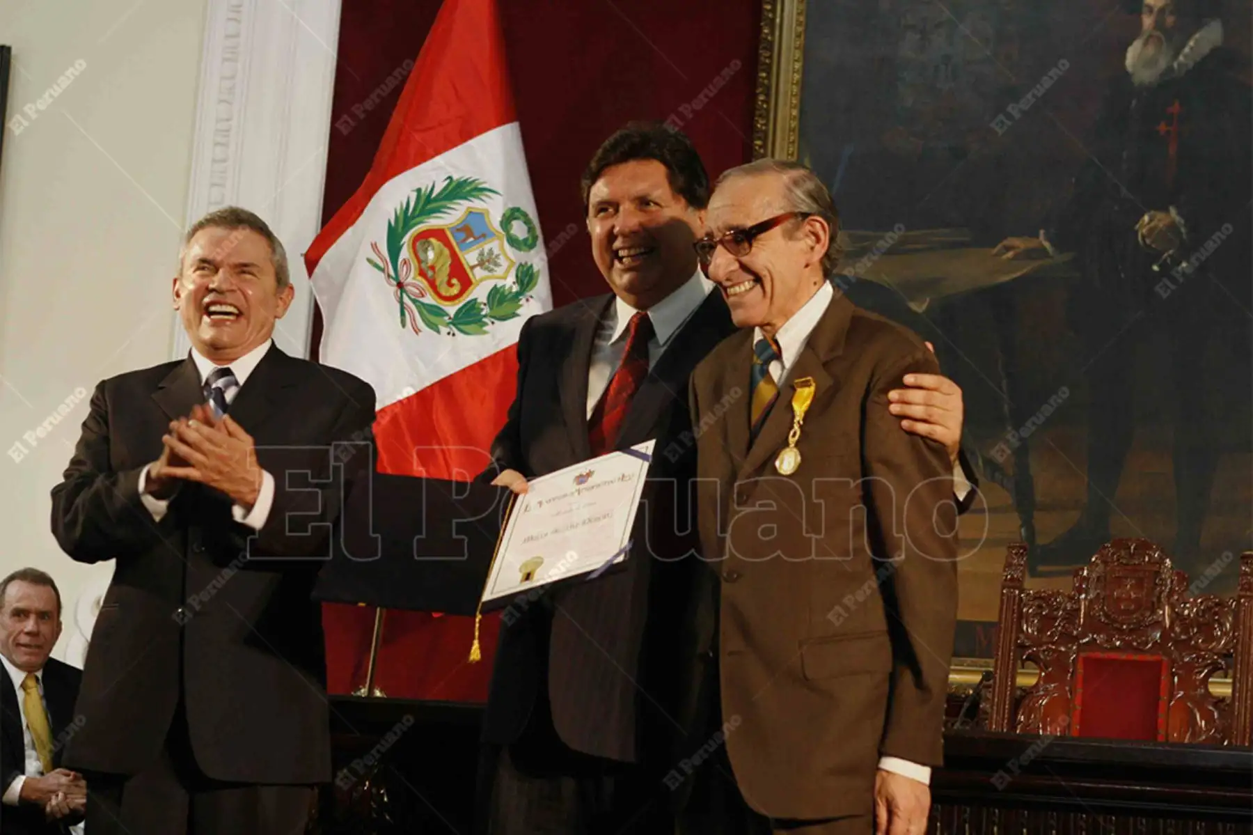 Lima - 18 enero 2007 / Marco Aurelio Denegri, abogado, lingüista y conductor del programa "La función de la palabra",  condecorado con la Medalla de la Ciudad de Lima por su aporte a la cultura. Foto: Diario Oficial El Peruano / Ricardo Choy Kifox