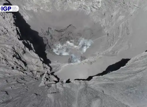 Imágenes tomadas por un dron del Instituto Geofísico del Perú (IGP) descartan la presencia de lava en fondo del cráter del volcán Ubinas que entró en proceso eruptivo en junio. Foto: IGP