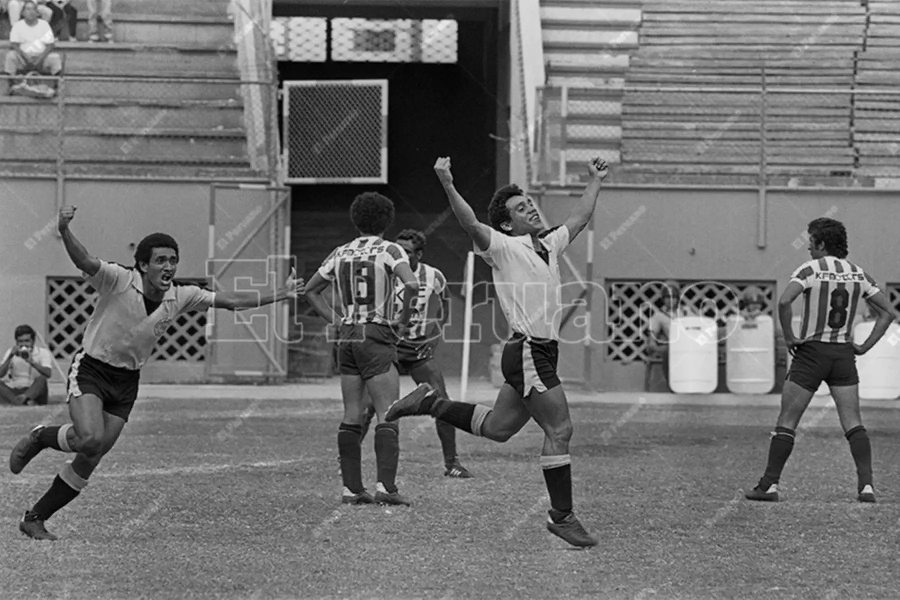 Lima - 23 diciembre 1984 / Héctor La Torre abre el marcador y Víctor Hurtado va a su encuentro. Sport Boys del Callao se coronó campeón nacional al vencer 4-1 a Unión Huaral en el Estadio Nacional. Foto: Archivo Histórico de El Peruano / Norman Córdova