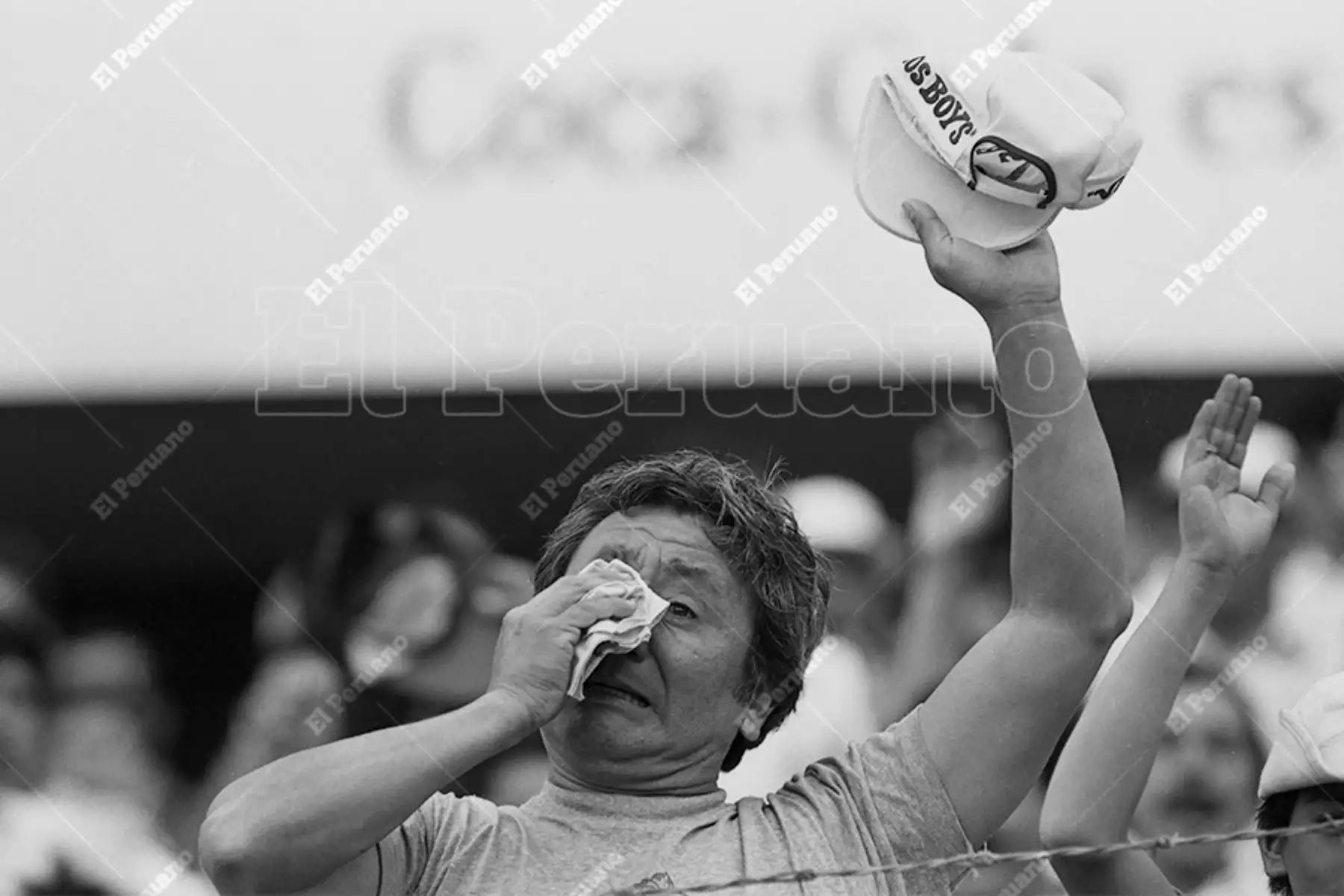 Lima - 23 diciembre 1984 / Un hincha rosado llora al final del partido. Después de 26 años el Sport Boys del Callao se coronó campeón nacional al vencer 4-1 a Unión Huaral en el Estadio Nacional. Foto: Archivo Histórico de El Peruano / Norman Córdova