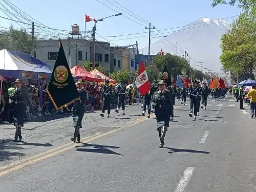 Con el imponente volcán Misti como fondo, las Fuerzas Armadas y la Policía Nacional participaron del desfile cívico militar en Arequipa. Foto: Rocío Méndez
