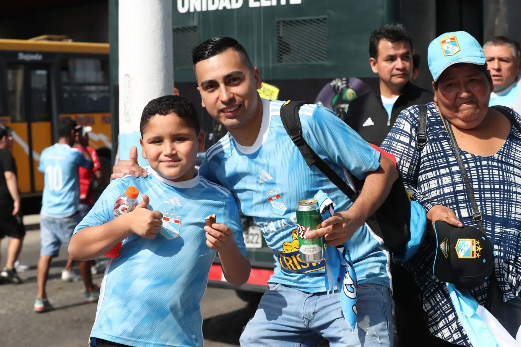 Hinchas del Sporting Cristal llegan hasta el estadio Alberto Gallardo para ver disputar el partido de su equipo contra el Binacional por la sexta fecha del Torneo Clausura de la Liga 1.
Foto: ANDINA/Daniel Bracamonte