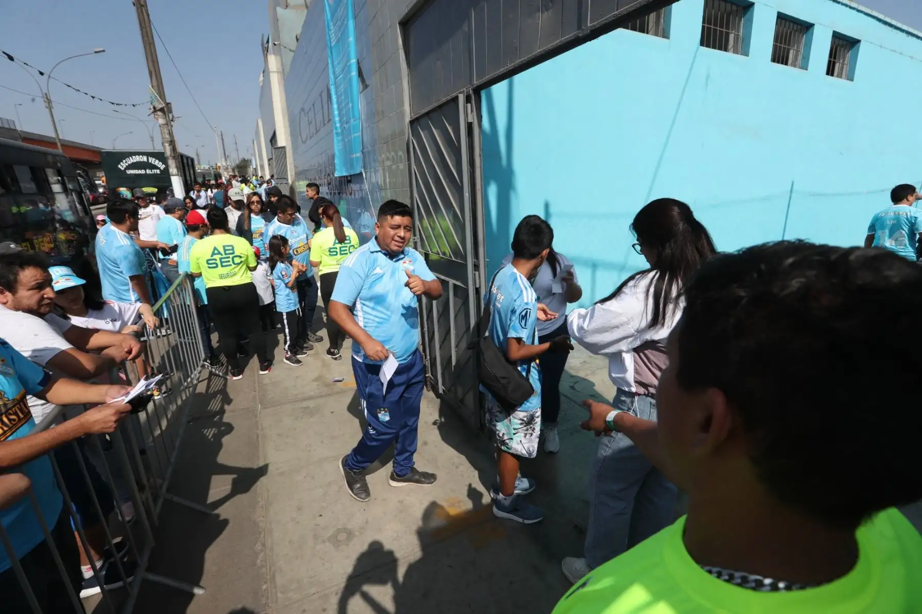 Hinchas del Sporting Cristal llegan hasta el estadio Alberto Gallardo para ver disputar el partido de su equipo contra el Binacional por la sexta fecha del Torneo Clausura de la Liga 1.
Foto: ANDINA/Daniel Bracamonte