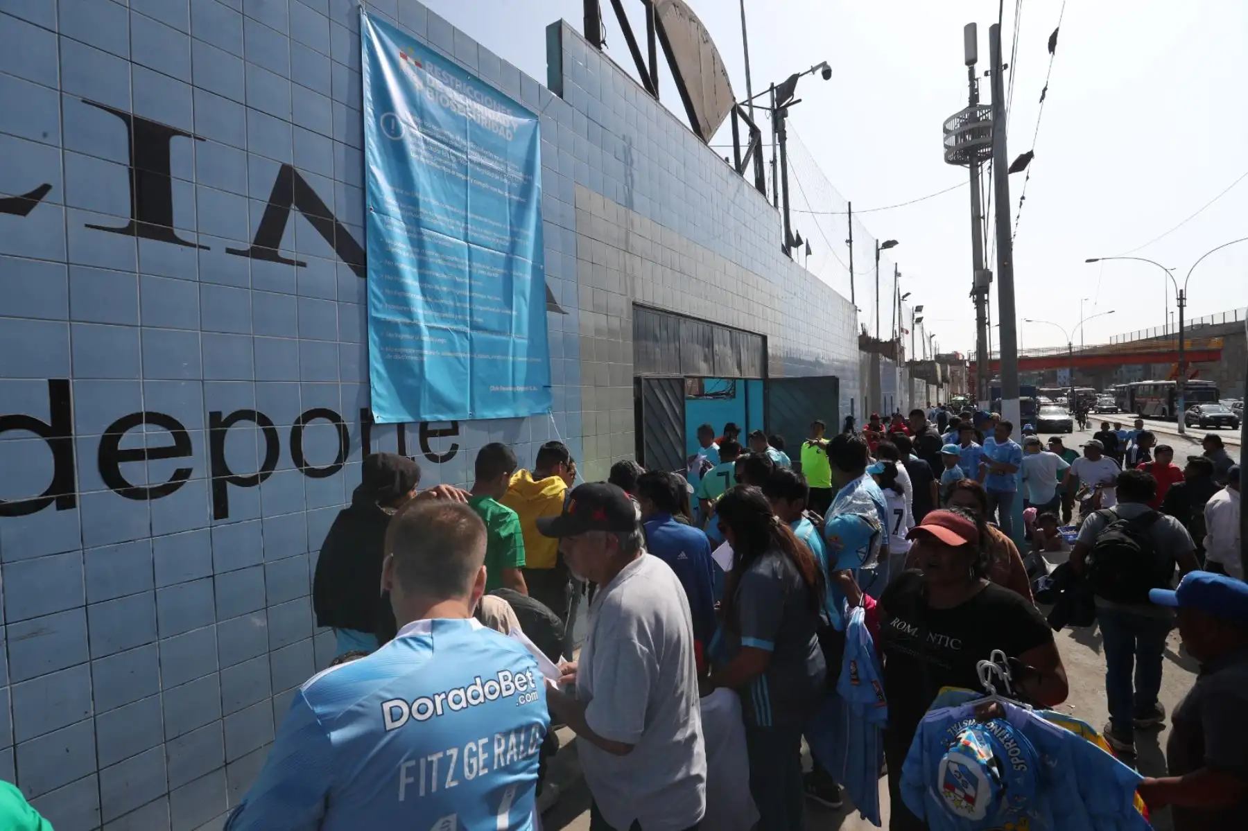 Hinchas del Sporting Cristal llegan hasta el estadio Alberto Gallardo para ver disputar el partido de su equipo contra el Binacional por la sexta fecha del Torneo Clausura de la Liga 1.
Foto: ANDINA/Daniel Bracamonte