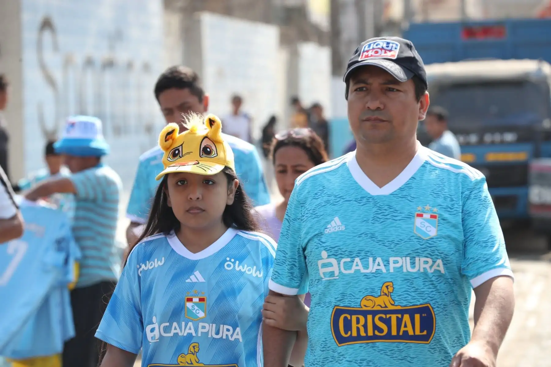 Hinchas del Sporting Cristal llegan hasta el estadio Alberto Gallardo para ver disputar el partido de su equipo contra el Binacional por la sexta fecha del Torneo Clausura de la Liga 1.
Foto: ANDINA/Daniel Bracamonte