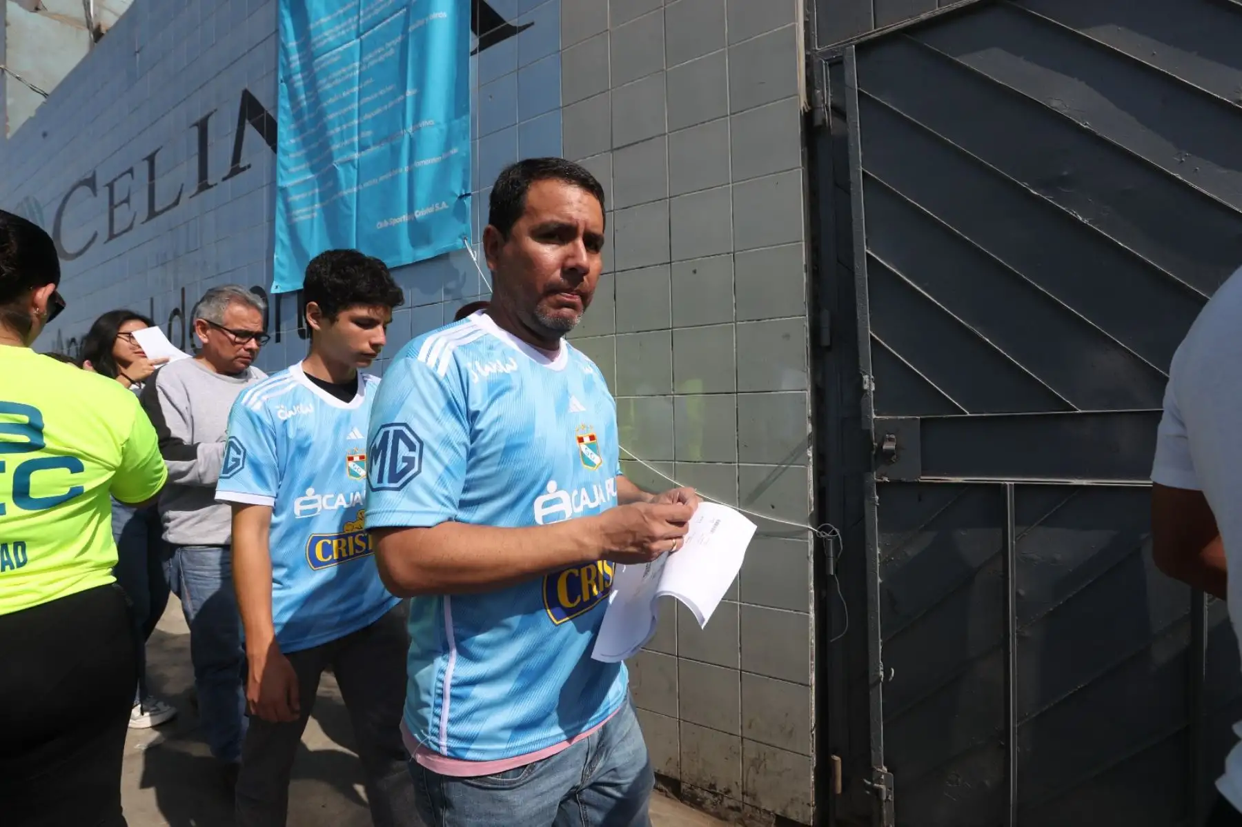 Hinchas del Sporting Cristal llegan hasta el estadio Alberto Gallardo para ver disputar el partido de su equipo contra el Binacional por la sexta fecha del Torneo Clausura de la Liga 1.
Foto: ANDINA/Daniel Bracamonte