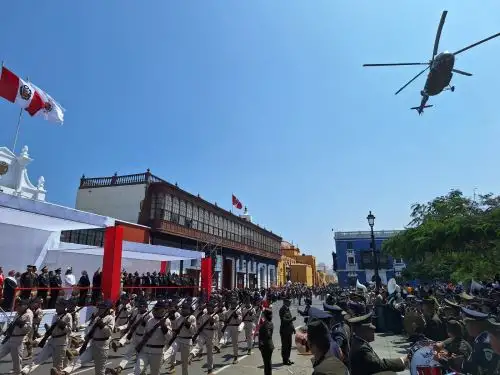 La población de Trujillo vivió con mucho civismo el desfile que se celebró hoy en la capital de La Libertad en homenaje al 202° aniversario de la Independencia del Perú. Foto: Luis Puell