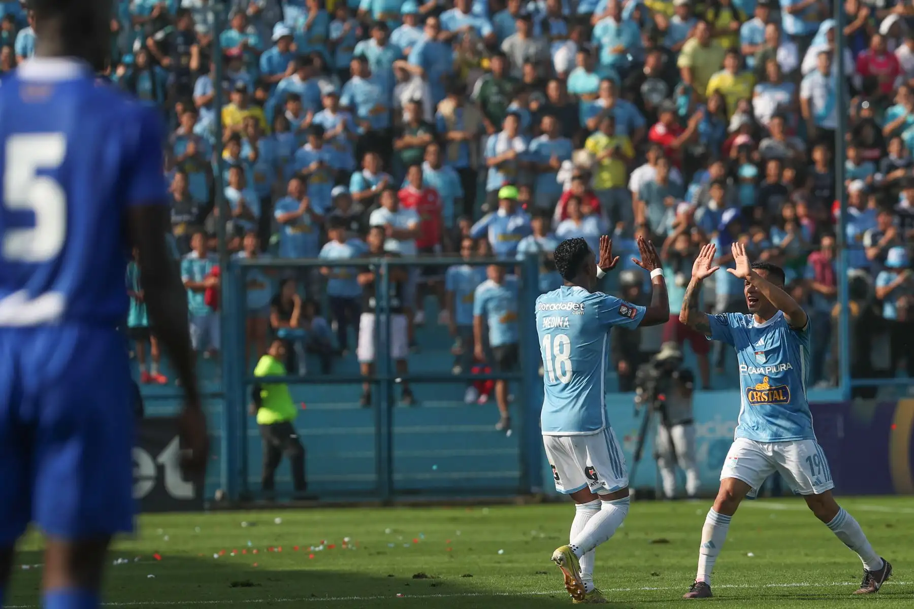 Con un contundente marcador de 5 – 0  Sporting Cristal vence al Deportivo Binacional en el estadio Alberto Gallardo del Rímac, donde se disputa la sexta fecha del Torneo Clausura de la Liga 1. Foto: ANDINA/Daniel Bracamonte