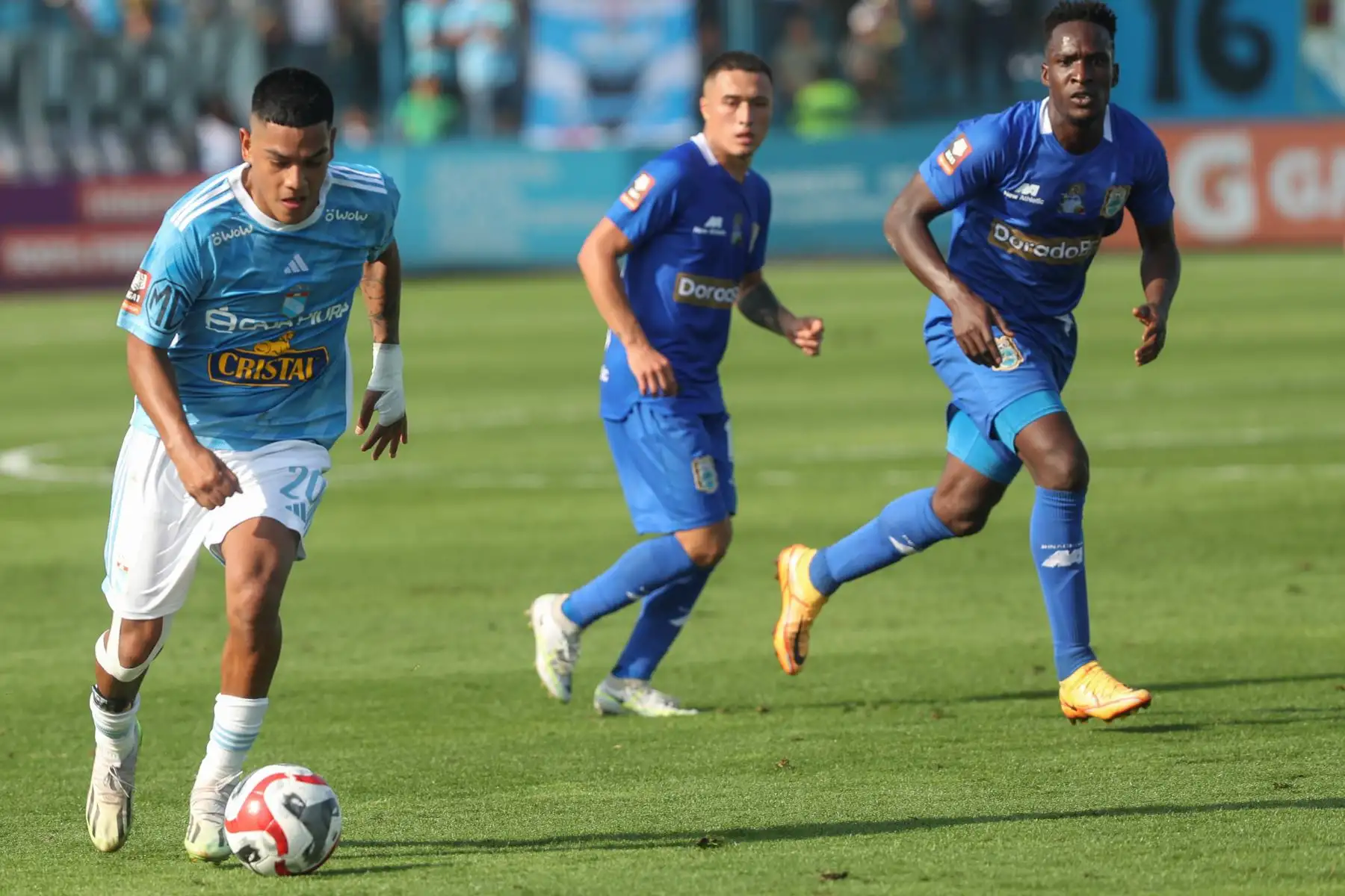 Con un contundente marcador de 5 – 0  Sporting Cristal vence al Deportivo Binacional en el estadio Alberto Gallardo del Rímac, donde se disputa la sexta fecha del Torneo Clausura de la Liga 1. Foto: ANDINA/Daniel Bracamonte