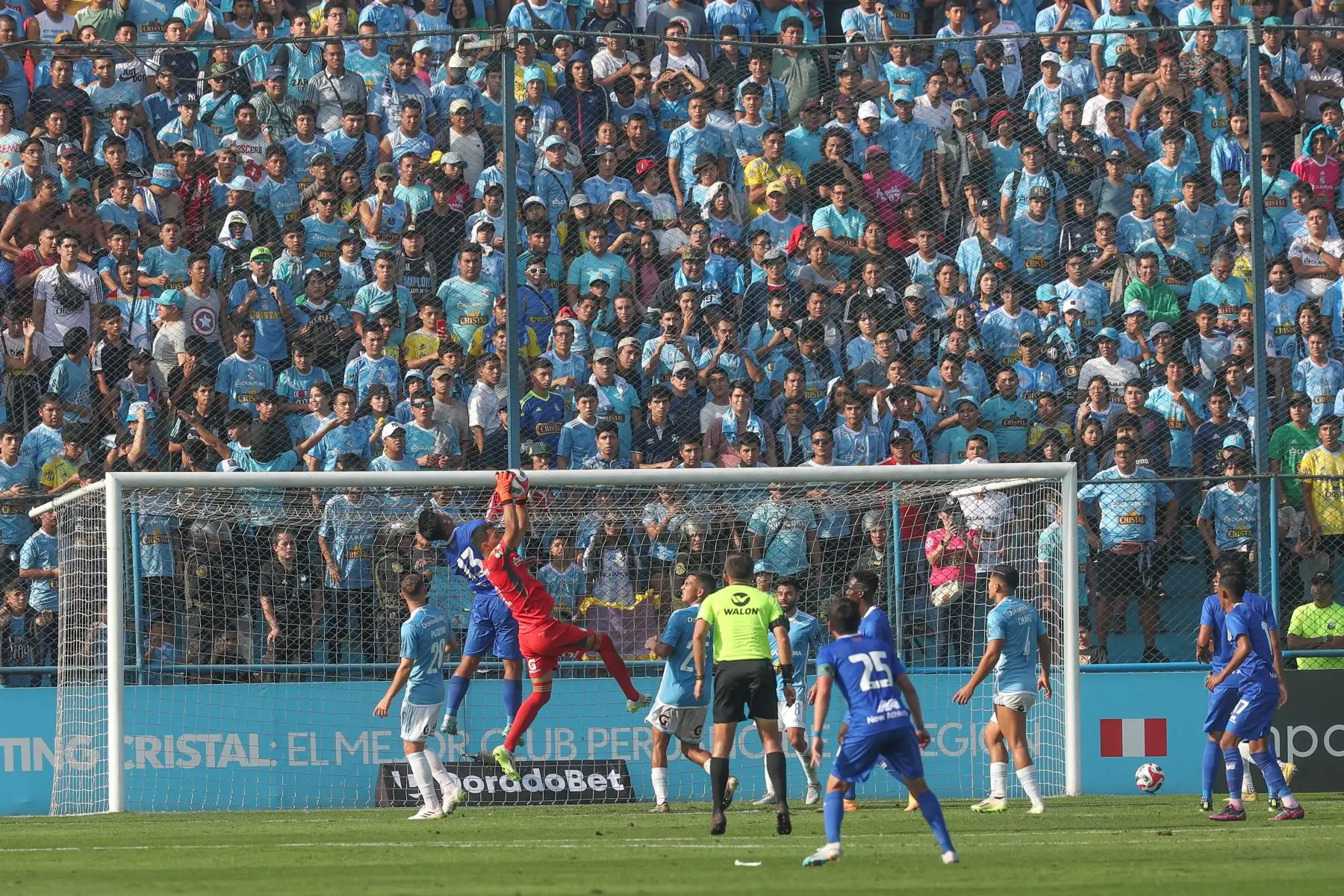 Con un contundente marcador de 5 – 0  Sporting Cristal vence al Deportivo Binacional en el estadio Alberto Gallardo del Rímac, donde se disputa la sexta fecha del Torneo Clausura de la Liga 1. Foto: ANDINA/Daniel Bracamonte