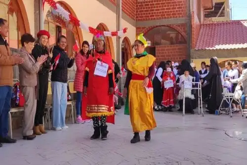 En el desfile estuvo el obispo de Huancavelica, Carlos Alberto Salcedo Ojeda, y representantes de Cáritas del Perú, que son la mano caritativa del asilo de Santa Teresa de Jornet.