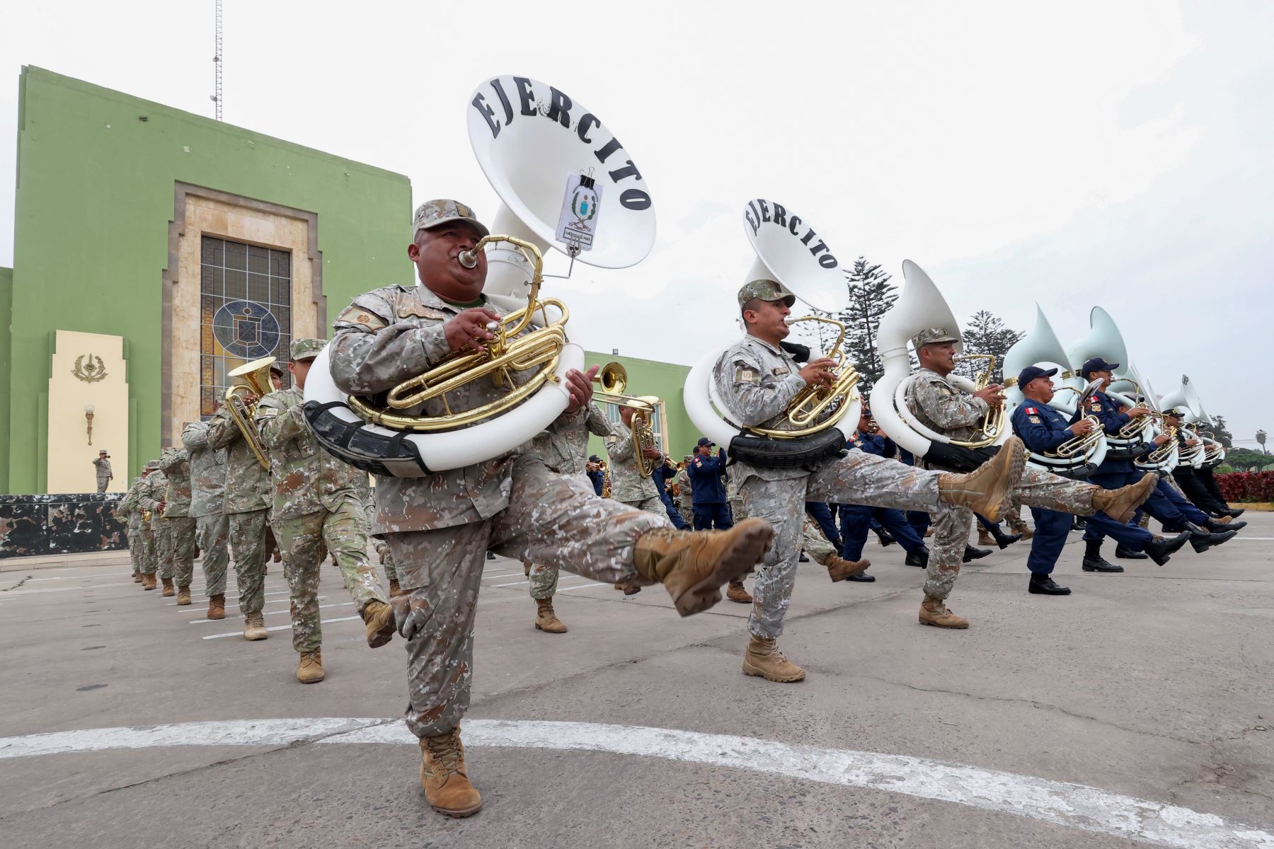 La Gran Banda Conjunta de las Fuerzas Armadas y la Policía Nacional del Perú se encargará del amplio repertorio para el paso de los agrupamientos que participan de la Gran Parada y Desfile Cívico-Militar 2023. Foto: ANDINA/Difusión