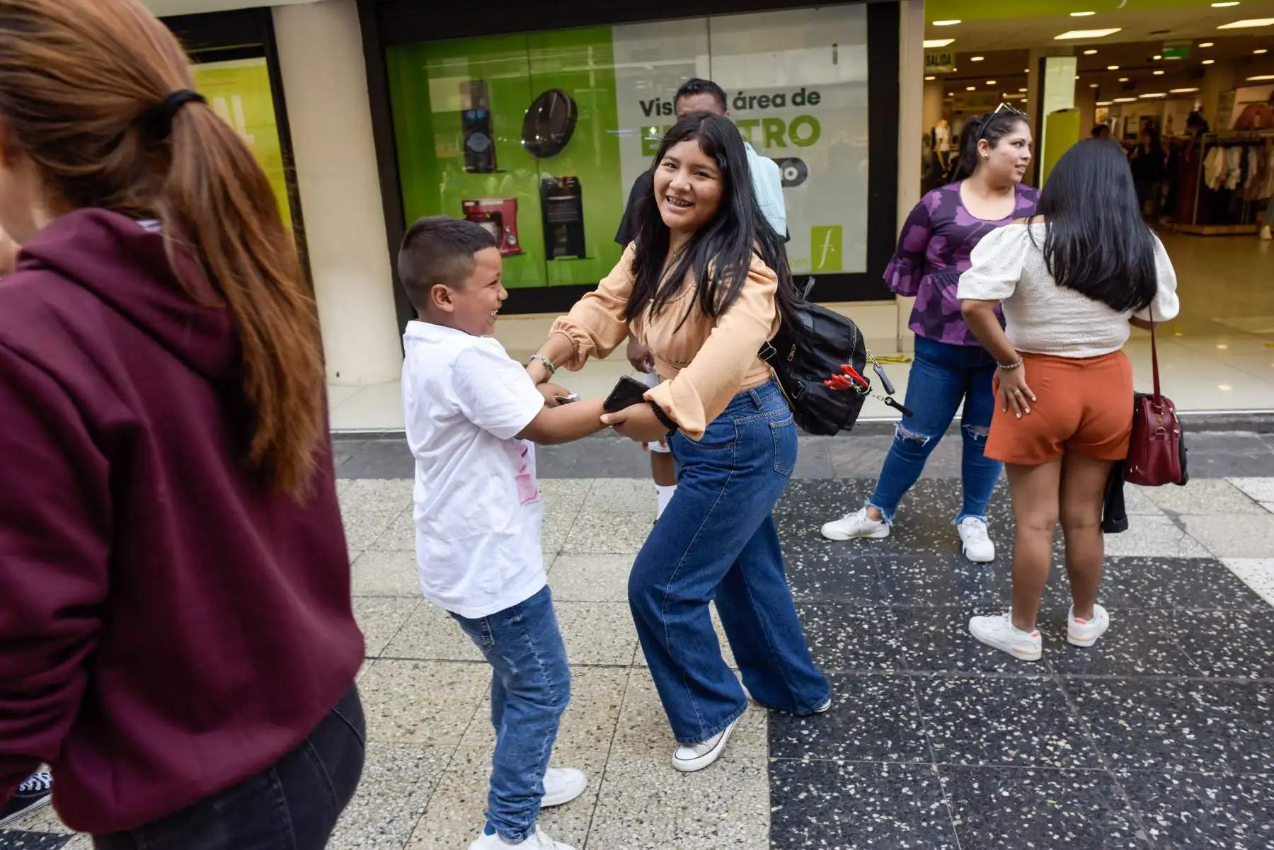Ciudadanos de distintas zonas de la capital se dieron cita hoy en el Centro Histórico de Lima para disfrutar del Corso Bicentenario con motivo de Fiestas Patrias, organizado por el Proyecto Especial Bicentenario del Ministerio de Cultura y la Municipalidad de Lima.
Foto: ANDINA/Proyecto Bicentenario