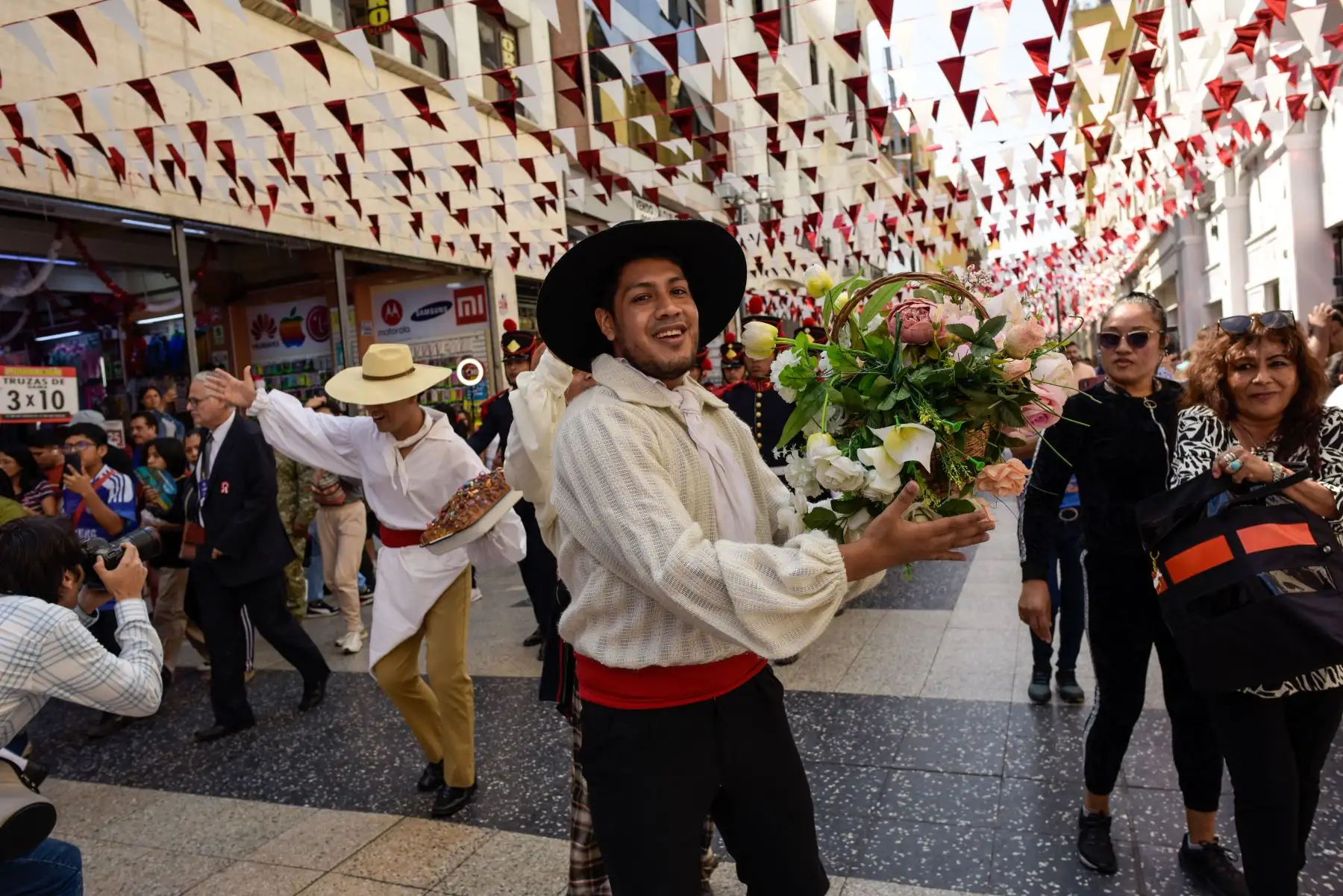 Ciudadanos de distintas zonas de la capital se dieron cita hoy en el Centro Histórico de Lima para disfrutar del Corso Bicentenario con motivo de Fiestas Patrias, organizado por el Proyecto Especial Bicentenario del Ministerio de Cultura y la Municipalidad de Lima.
Foto: ANDINA/Proyecto Bicentenario