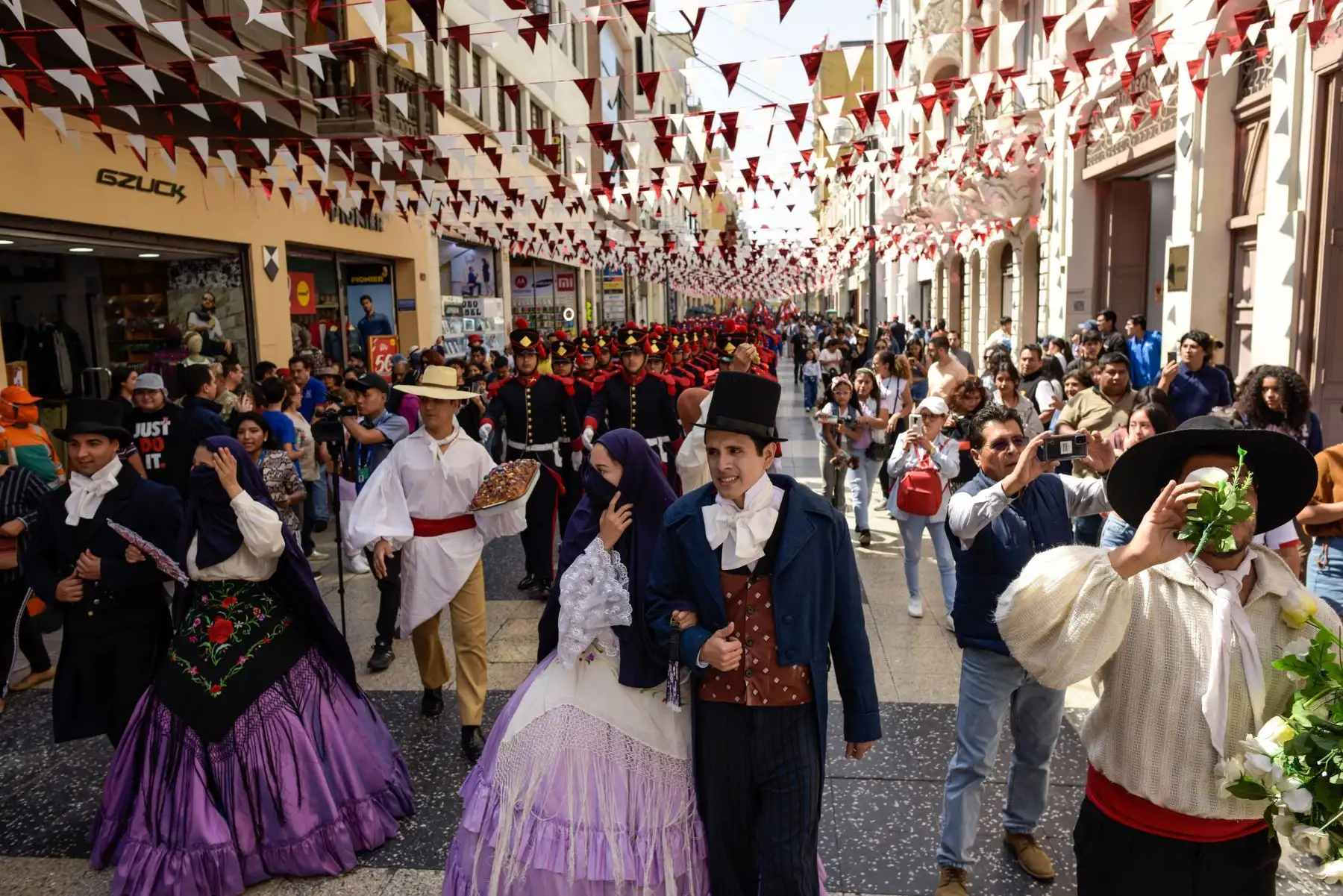 Ciudadanos de distintas zonas de la capital se dieron cita hoy en el Centro Histórico de Lima para disfrutar del Corso Bicentenario con motivo de Fiestas Patrias, organizado por el Proyecto Especial Bicentenario del Ministerio de Cultura y la Municipalidad de Lima.
Foto: ANDINA/Proyecto Bicentenario