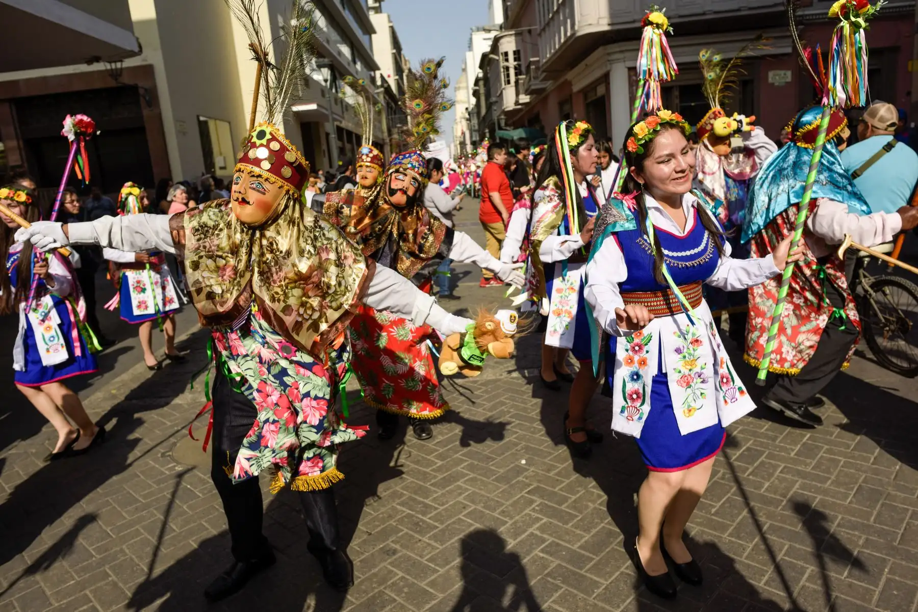 Ciudadanos de distintas zonas de la capital se dieron cita hoy en el Centro Histórico de Lima para disfrutar del Corso Bicentenario con motivo de Fiestas Patrias, organizado por el Proyecto Especial Bicentenario del Ministerio de Cultura y la Municipalidad de Lima.
Foto: ANDINA/Proyecto Bicentenario