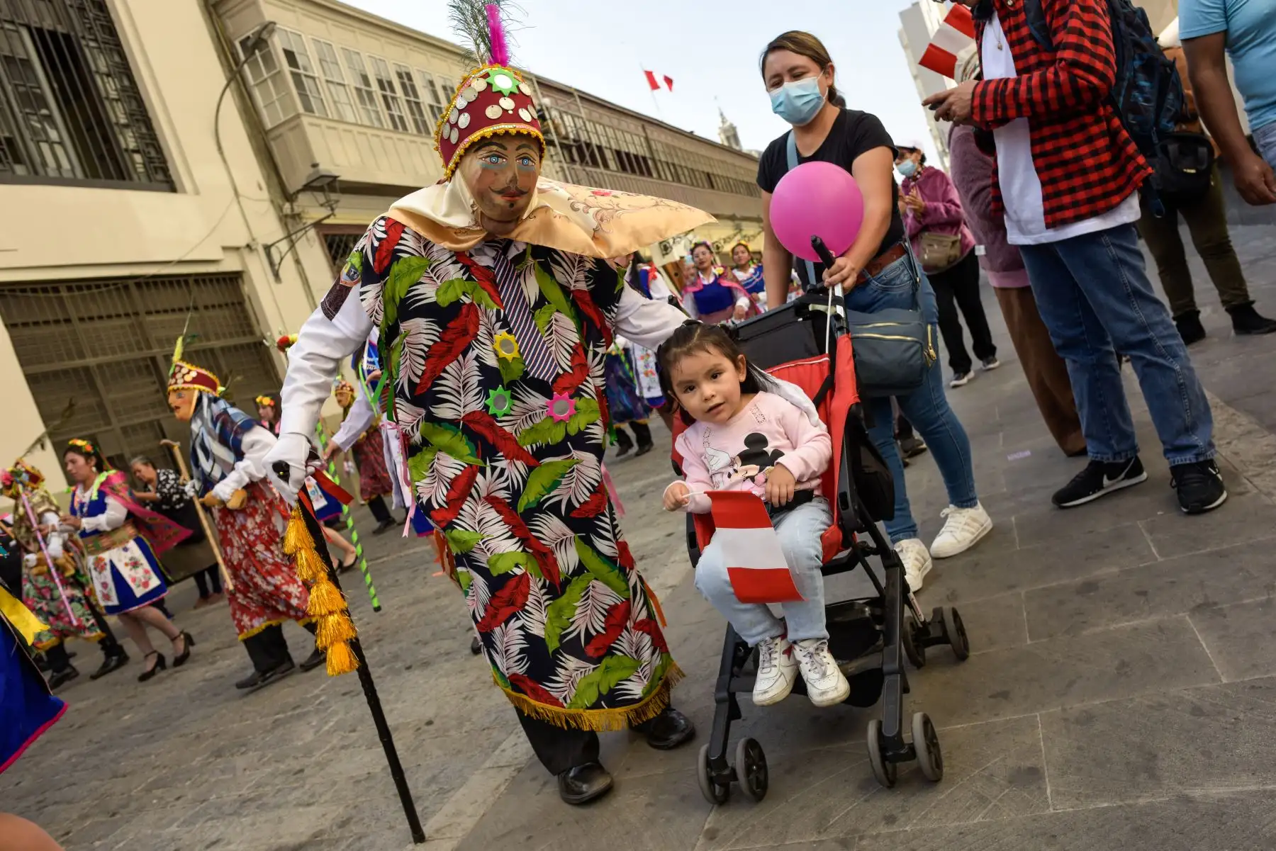Ciudadanos de distintas zonas de la capital se dieron cita hoy en el Centro Histórico de Lima para disfrutar del Corso Bicentenario con motivo de Fiestas Patrias, organizado por el Proyecto Especial Bicentenario del Ministerio de Cultura y la Municipalidad de Lima.
Foto: ANDINA/Proyecto Bicentenario