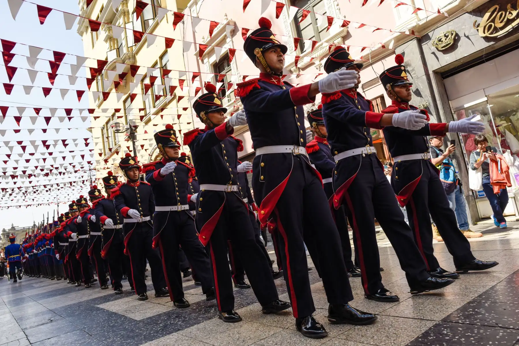 Ciudadanos de distintas zonas de la capital se dieron cita hoy en el Centro Histórico de Lima para disfrutar del Corso Bicentenario con motivo de Fiestas Patrias, organizado por el Proyecto Especial Bicentenario del Ministerio de Cultura y la Municipalidad de Lima.
Foto: ANDINA/Proyecto Bicentenario