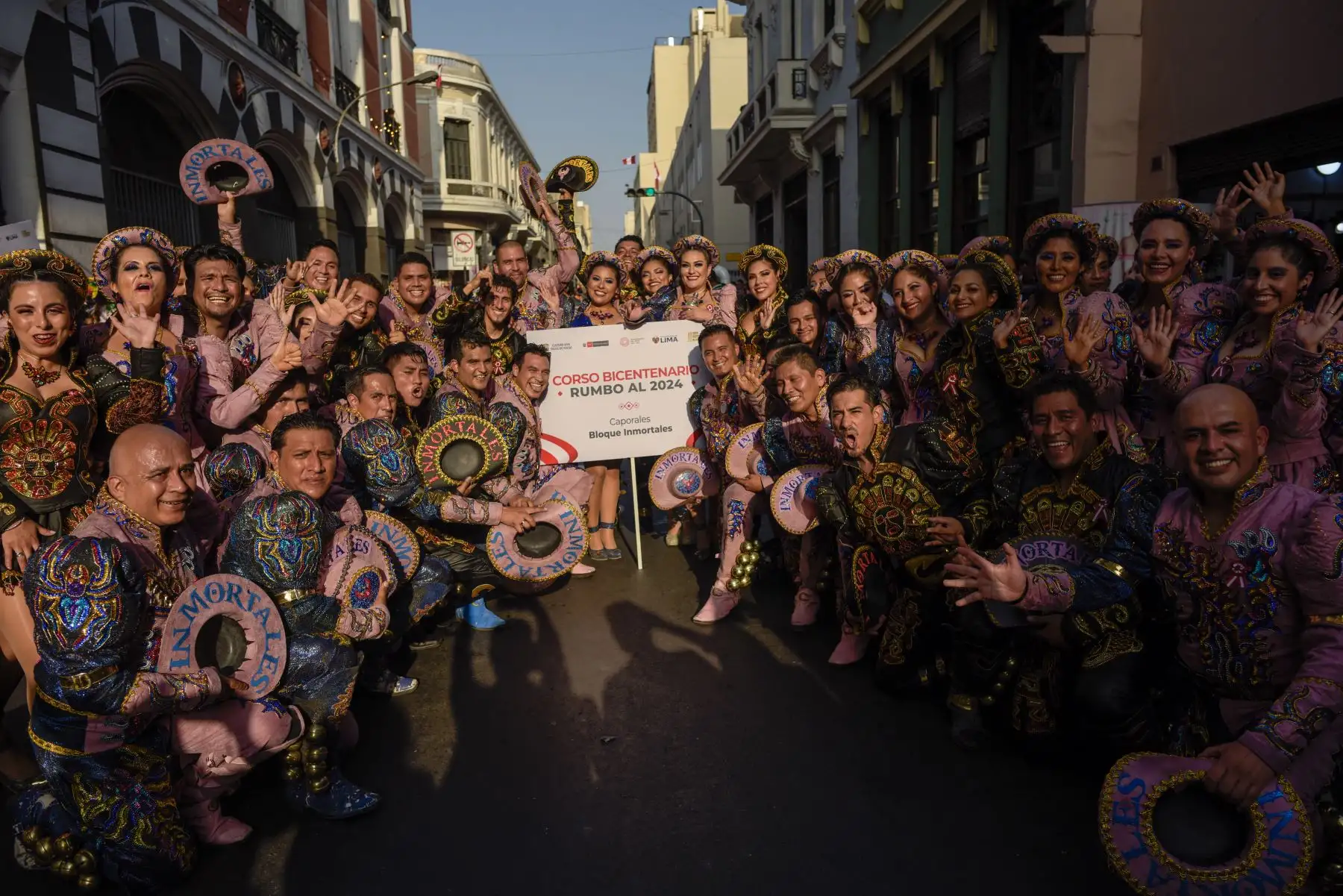 Ciudadanos de distintas zonas de la capital se dieron cita hoy en el Centro Histórico de Lima para disfrutar del Corso Bicentenario con motivo de Fiestas Patrias, organizado por el Proyecto Especial Bicentenario del Ministerio de Cultura y la Municipalidad de Lima.
Foto: ANDINA/Proyecto Bicentenario