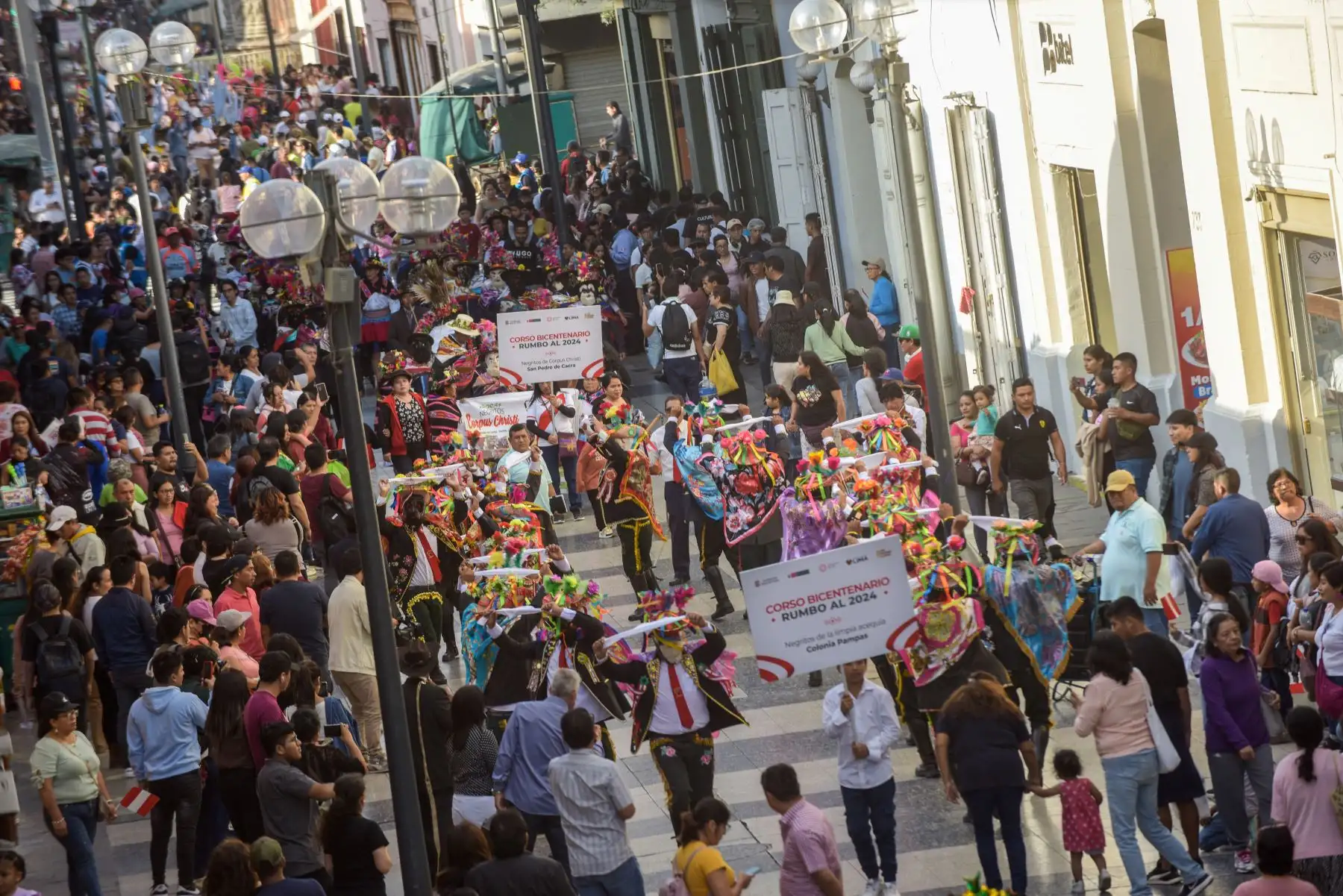 Ciudadanos de distintas zonas de la capital se dieron cita hoy en el Centro Histórico de Lima para disfrutar del Corso Bicentenario con motivo de Fiestas Patrias, organizado por el Proyecto Especial Bicentenario del Ministerio de Cultura y la Municipalidad de Lima.
Foto: ANDINA/Proyecto Bicentenario