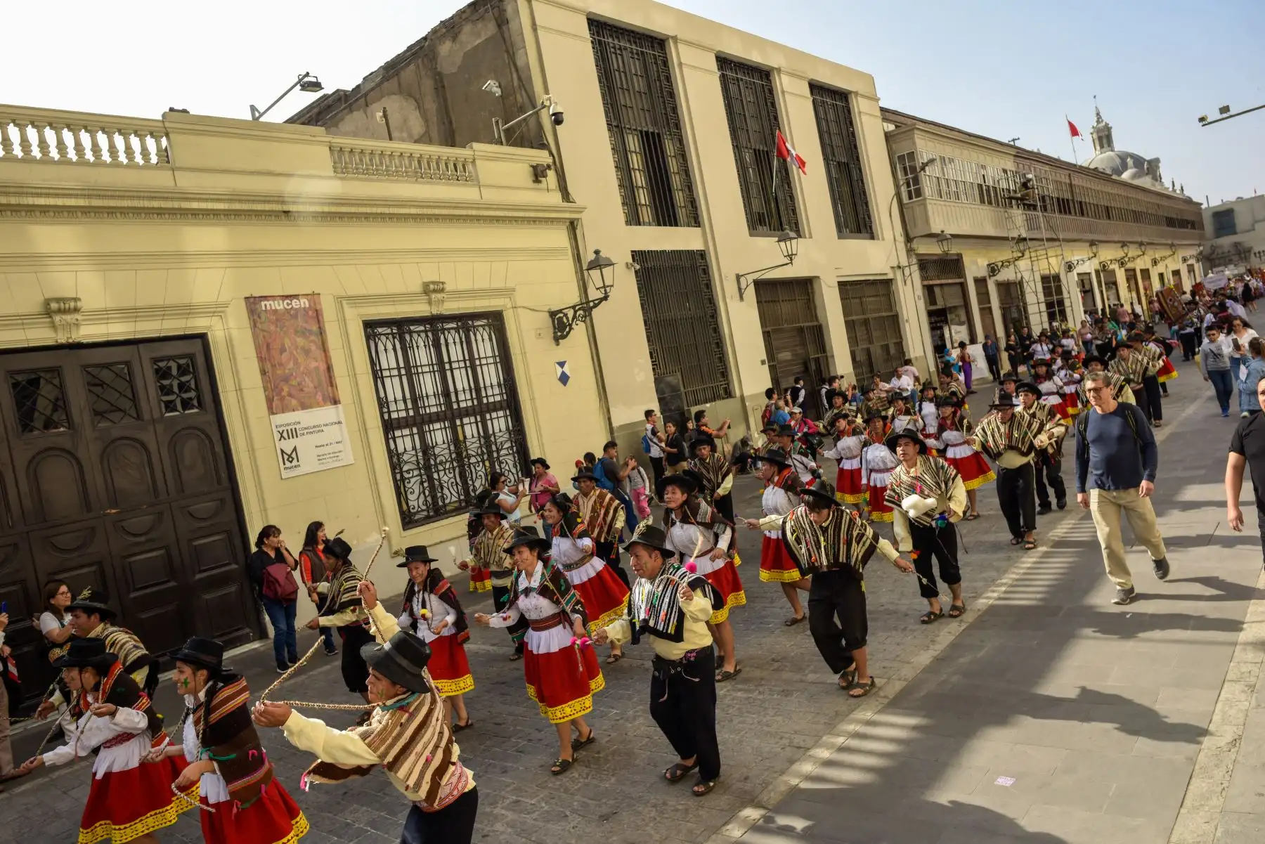 Ciudadanos de distintas zonas de la capital se dieron cita hoy en el Centro Histórico de Lima para disfrutar del Corso Bicentenario con motivo de Fiestas Patrias, organizado por el Proyecto Especial Bicentenario del Ministerio de Cultura y la Municipalidad de Lima.
Foto: ANDINA/Proyecto Bicentenario