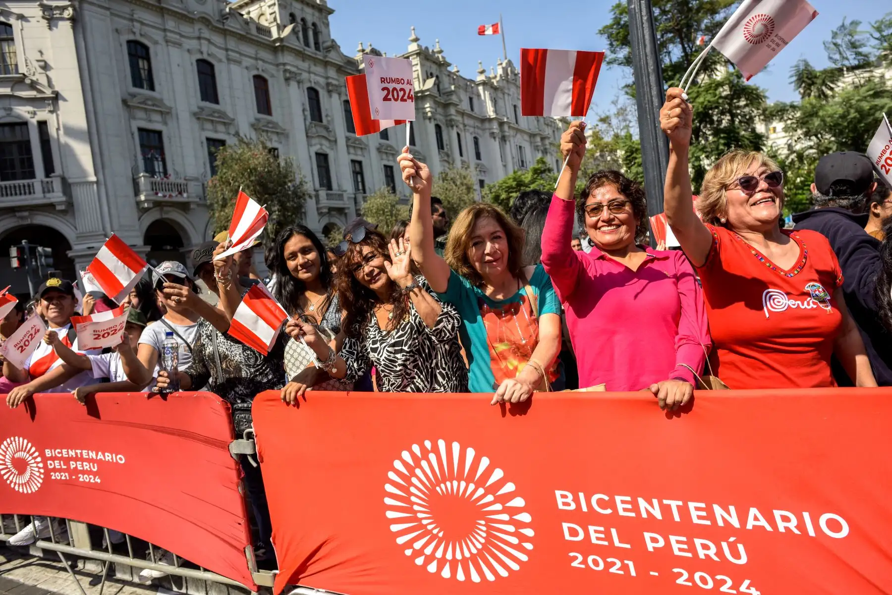 Ciudadanos de distintas zonas de la capital se dieron cita hoy en el Centro Histórico de Lima para disfrutar del Corso Bicentenario con motivo de Fiestas Patrias, organizado por el Proyecto Especial Bicentenario del Ministerio de Cultura y la Municipalidad de Lima.
Foto: ANDINA/Proyecto Bicentenario