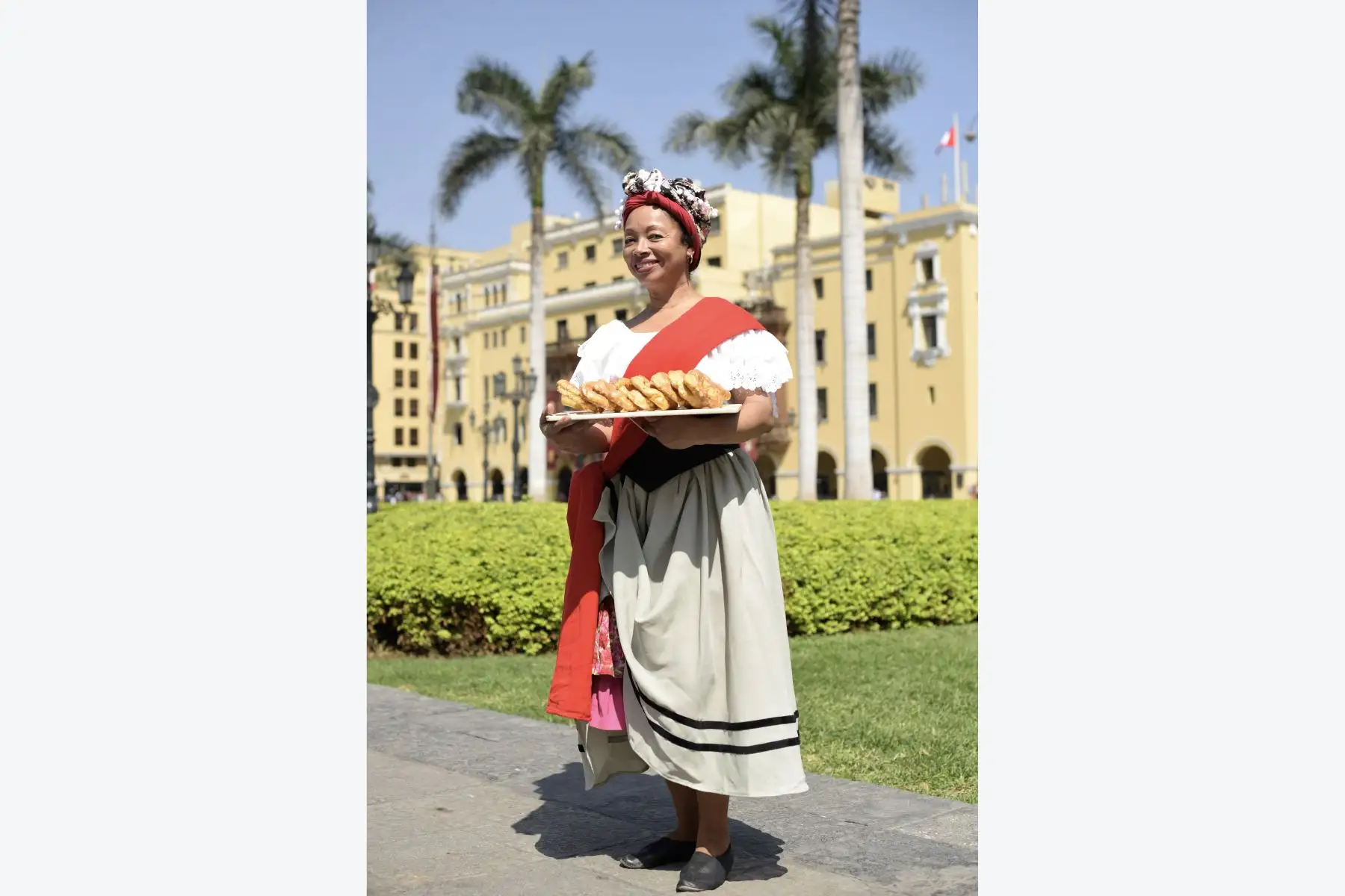 Ciudadanos de distintas zonas de la capital se dieron cita hoy en el Centro Histórico de Lima para disfrutar del Corso Bicentenario con motivo de Fiestas Patrias, organizado por el Proyecto Especial Bicentenario del Ministerio de Cultura y la Municipalidad de Lima.
Foto: ANDINA/Proyecto Bicentenario