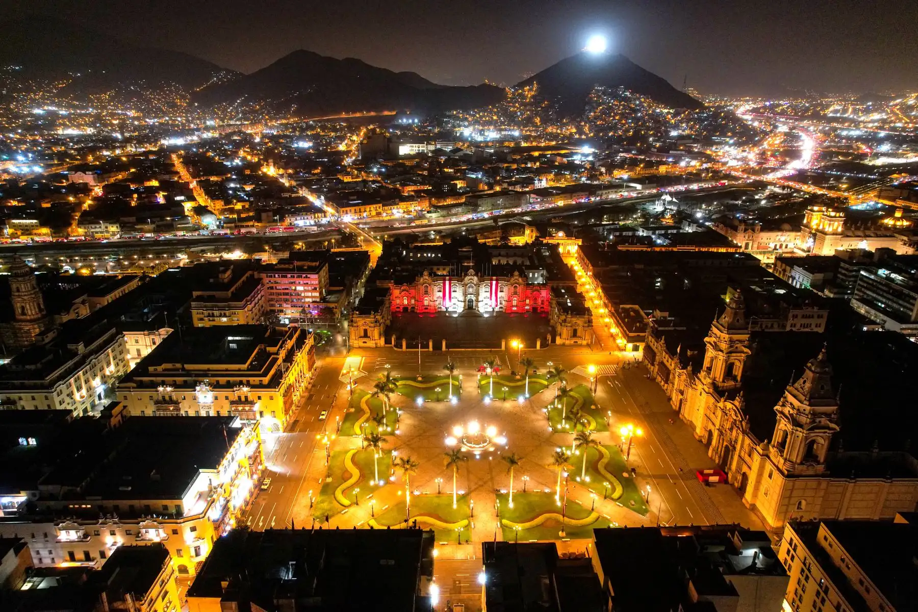 A pocas horas que el Perú cumpla 202 años de vida republicana, el centro histórico de Lima luce todo su esplendor y Palacio de Gobierno se tiñe de rojo y blanco para celebrar las Fiestas Patrias 2023.
Foto: ANDINA/Ricardo Cuba