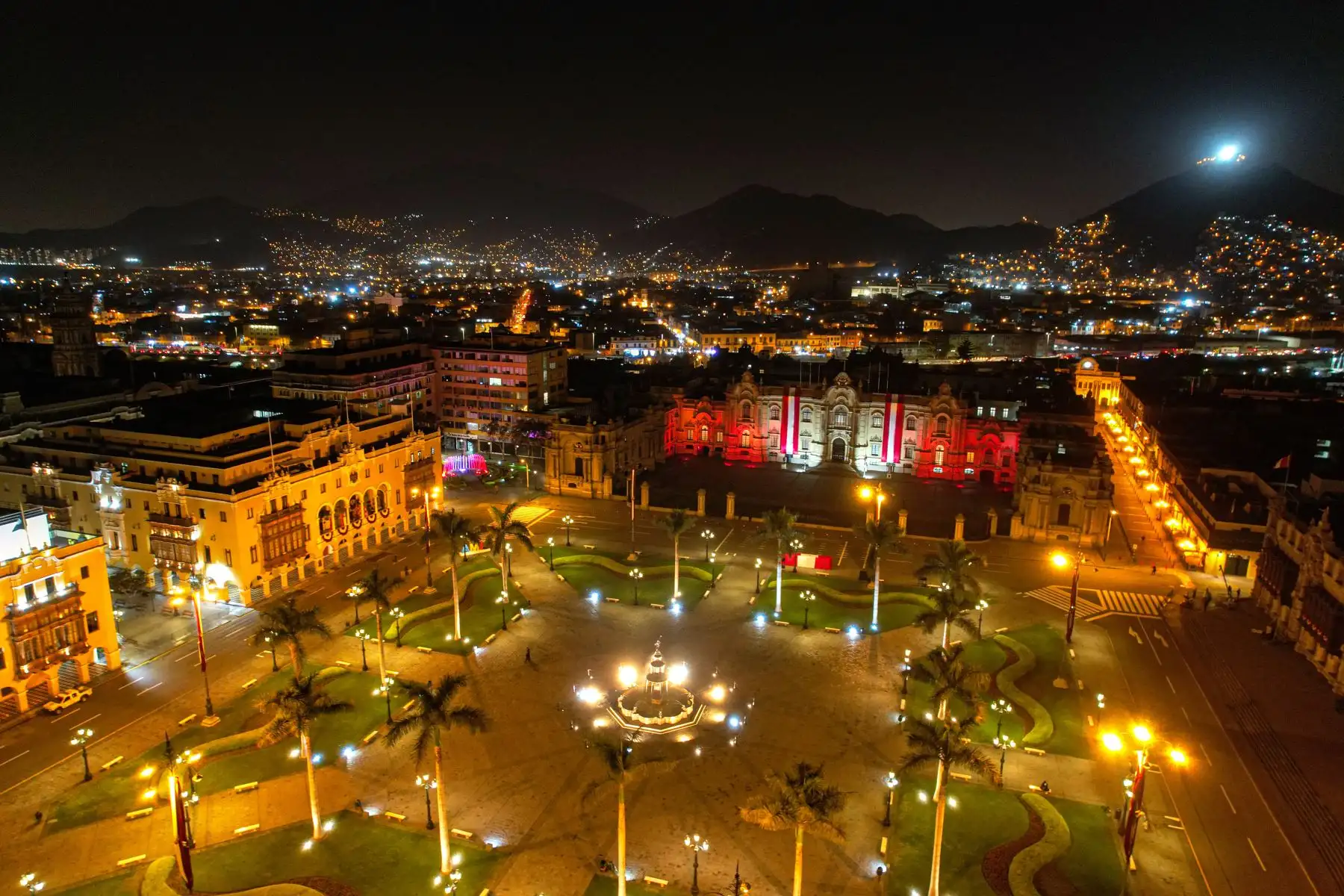 A pocas horas que el Perú cumpla 202 años de vida republicana, el centro histórico de Lima luce todo su esplendor y Palacio de Gobierno se tiñe de rojo y blanco para celebrar las Fiestas Patrias 2023.
Foto: ANDINA/Ricardo Cuba