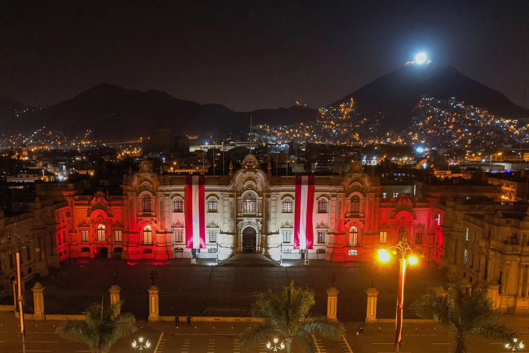 A pocas horas que el Perú cumpla 202 años de vida republicana, el centro histórico de Lima luce todo su esplendor y Palacio de Gobierno se tiñe de rojo y blanco para celebrar las Fiestas Patrias 2023.
Foto: ANDINA/Ricardo Cuba
