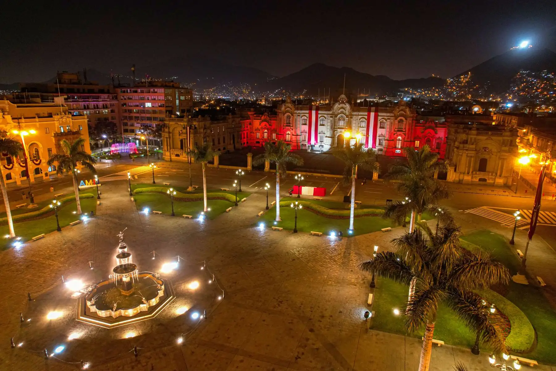A pocas horas que el Perú cumpla 202 años de vida republicana, el centro histórico de Lima luce todo su esplendor y Palacio de Gobierno se tiñe de rojo y blanco para celebrar las Fiestas Patrias 2023.
Foto: ANDINA/Ricardo Cuba
