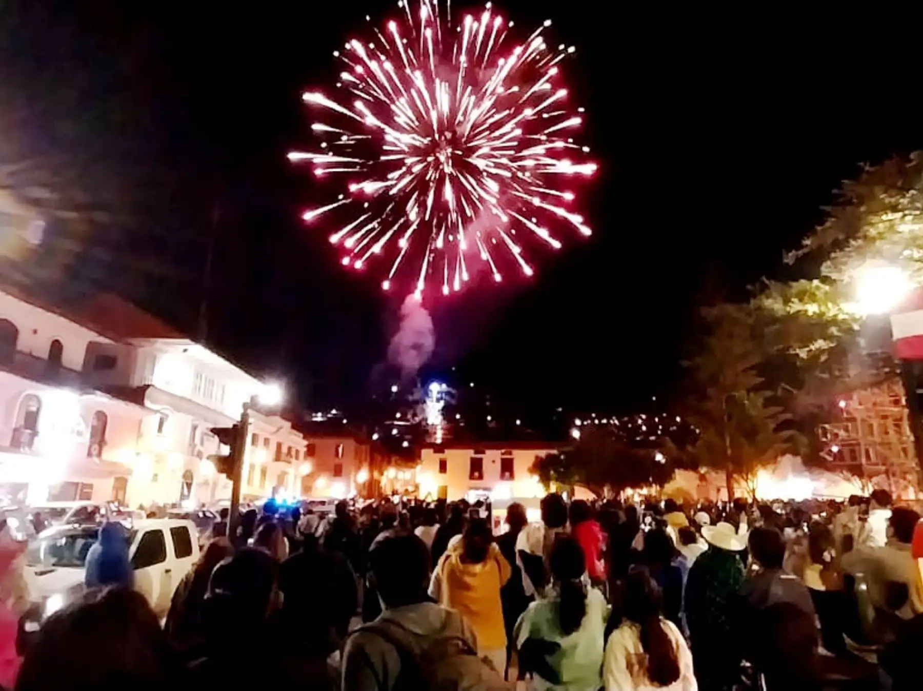 Miles de pobladores y turistas participaron de la serenata que se celebró anoche en la ciudad de Cajamarca por el 202° aniversario de la Independencia del Perú. Foto: Eduard Lozano