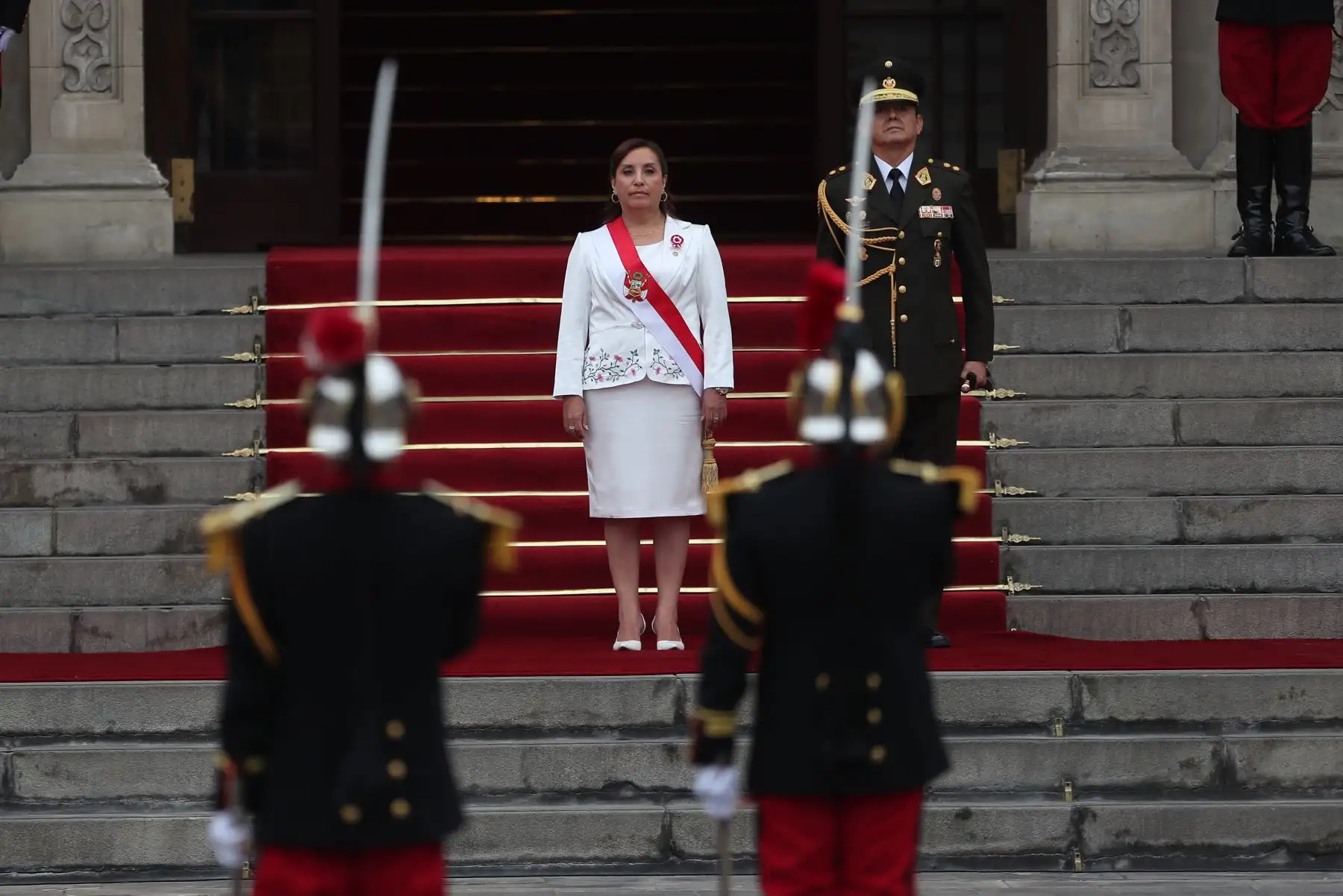 La presidenta de la República, Dina Boluarte, saluda a la prensa en los exteriores de Palacio de Gobierno camino a la misa Te Deum durante el Día de la Independencia de Perú en Lima. Foto: ANDINA/Ricardo Cuba