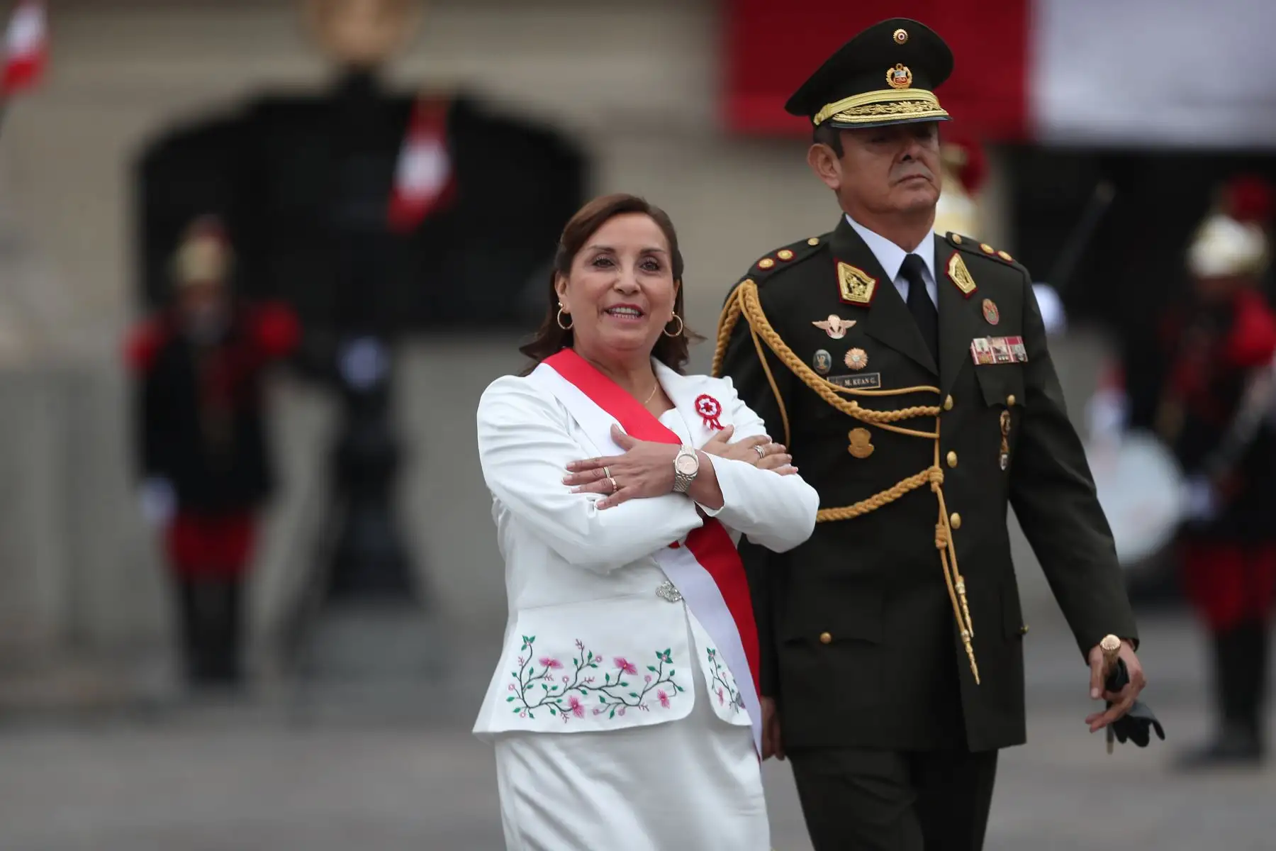 La presidenta de la República, Dina Boluarte, saluda a la prensa en los exteriores de Palacio de Gobierno camino a la misa Te Deum durante el Día de la Independencia de Perú en Lima. Foto: ANDINA/Ricardo Cuba