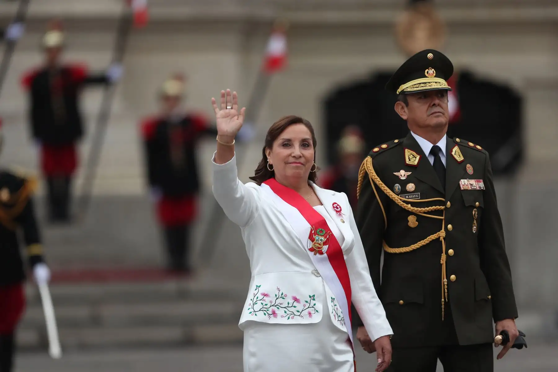La presidenta de la República, Dina Boluarte, saluda a la prensa en los exteriores de Palacio de Gobierno camino a la misa Te Deum durante el Día de la Independencia de Perú en Lima. Foto: ANDINA/Ricardo Cuba