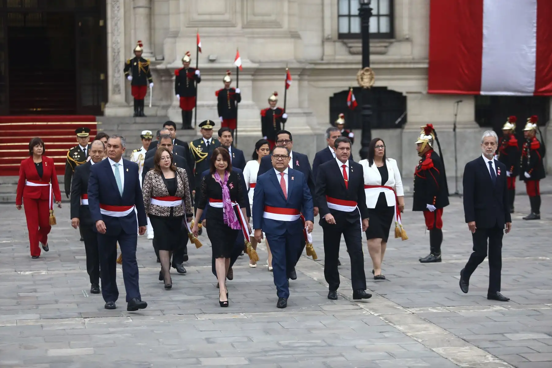 Cartera de Ministros, saludas a la prensa en los exteriores de Palacio de Gobierno camino a la misa Te Deum durante el Día de la Independencia de Perú en Lima. Foto: ANDINA/Ricardo Cuba