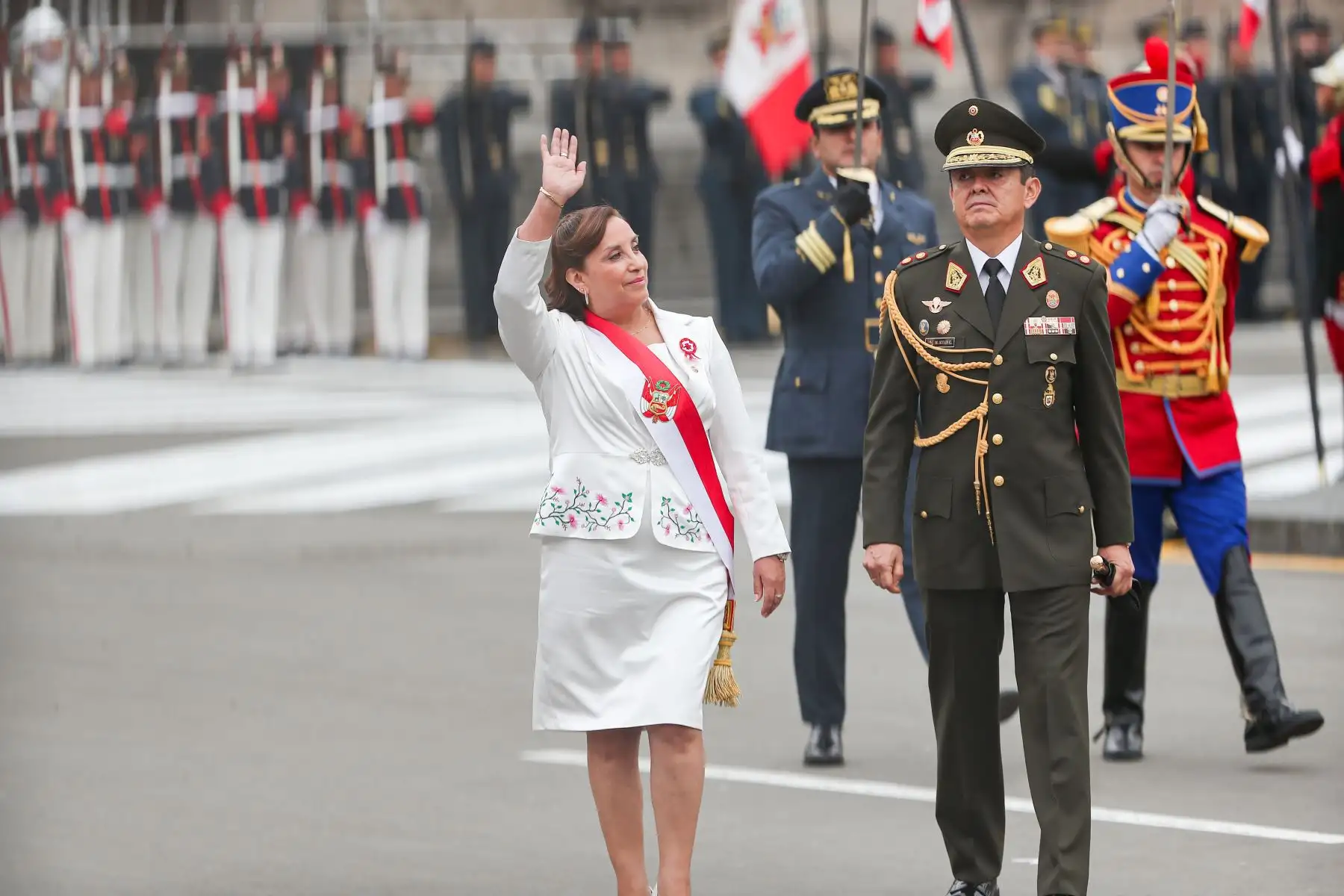 La presidenta de la República, Dina Boluarte, saluda a la prensa en los exteriores de Palacio de Gobierno de regreso de la misa Te Deum durante el Día de la Independencia de Perú en Lima. Foto: ANDINA/Ricardo Cuba