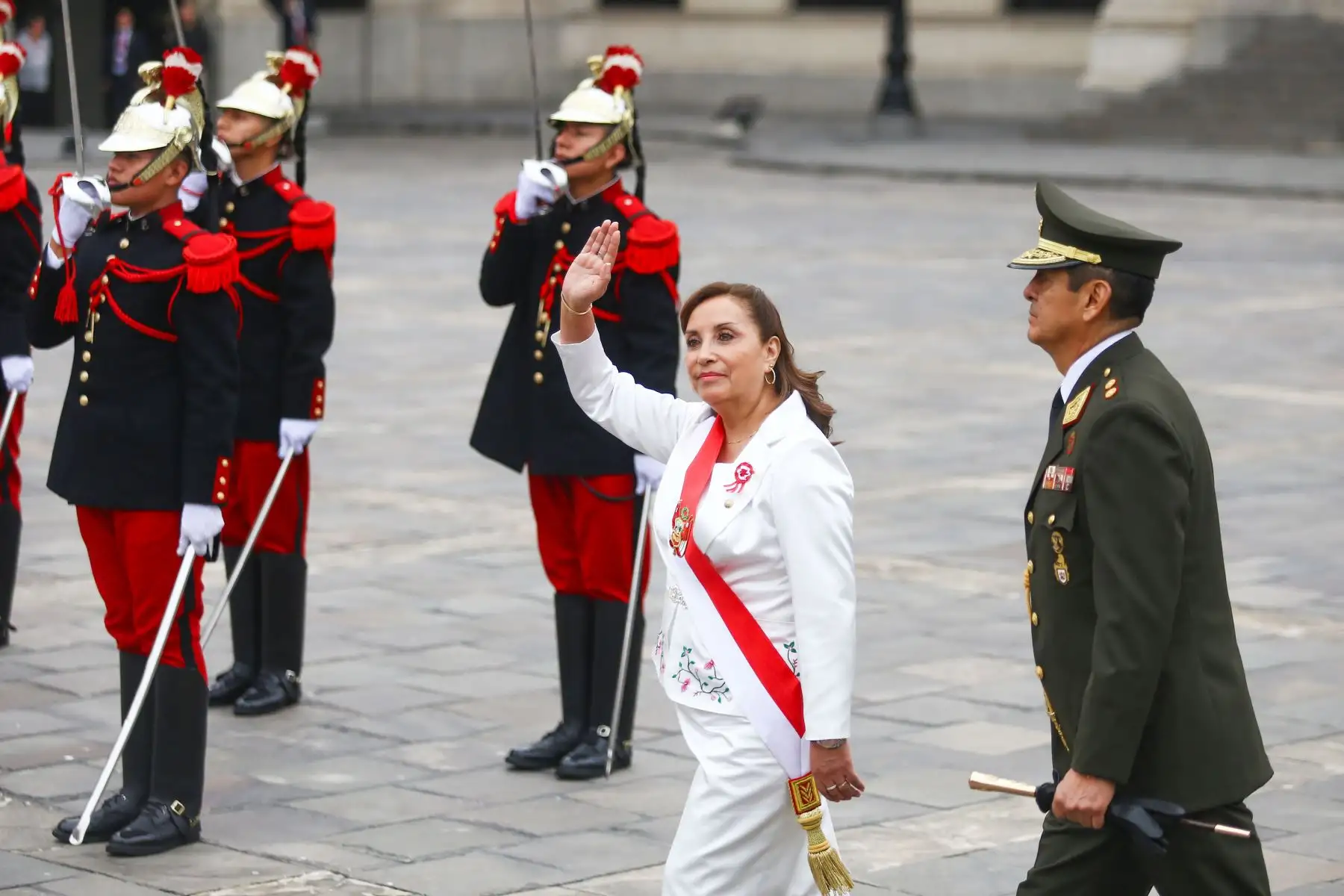 La presidenta de la República, Dina Boluarte, saluda a la prensa en los exteriores de Palacio de Gobierno de regreso de la misa Te Deum durante el Día de la Independencia de Perú en Lima. Foto: ANDINA/Ricardo Cuba