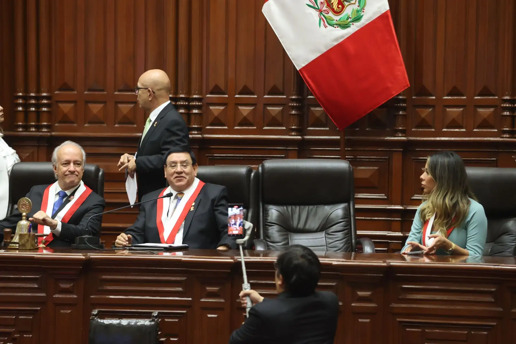 Inicio de la Sesión Solemne en el Congreso de la República con ocasión del 202.° Aniversario de la Independencia Nacional. 
Foto: ANDINA/Andrés Valle