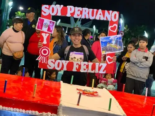 Con una torta de más de 60 kg, el distrito de Nuevo Chimbote, en Áncash, celebró el 202° aniversario de la Independencia del Perú. ANDINA/Difusión