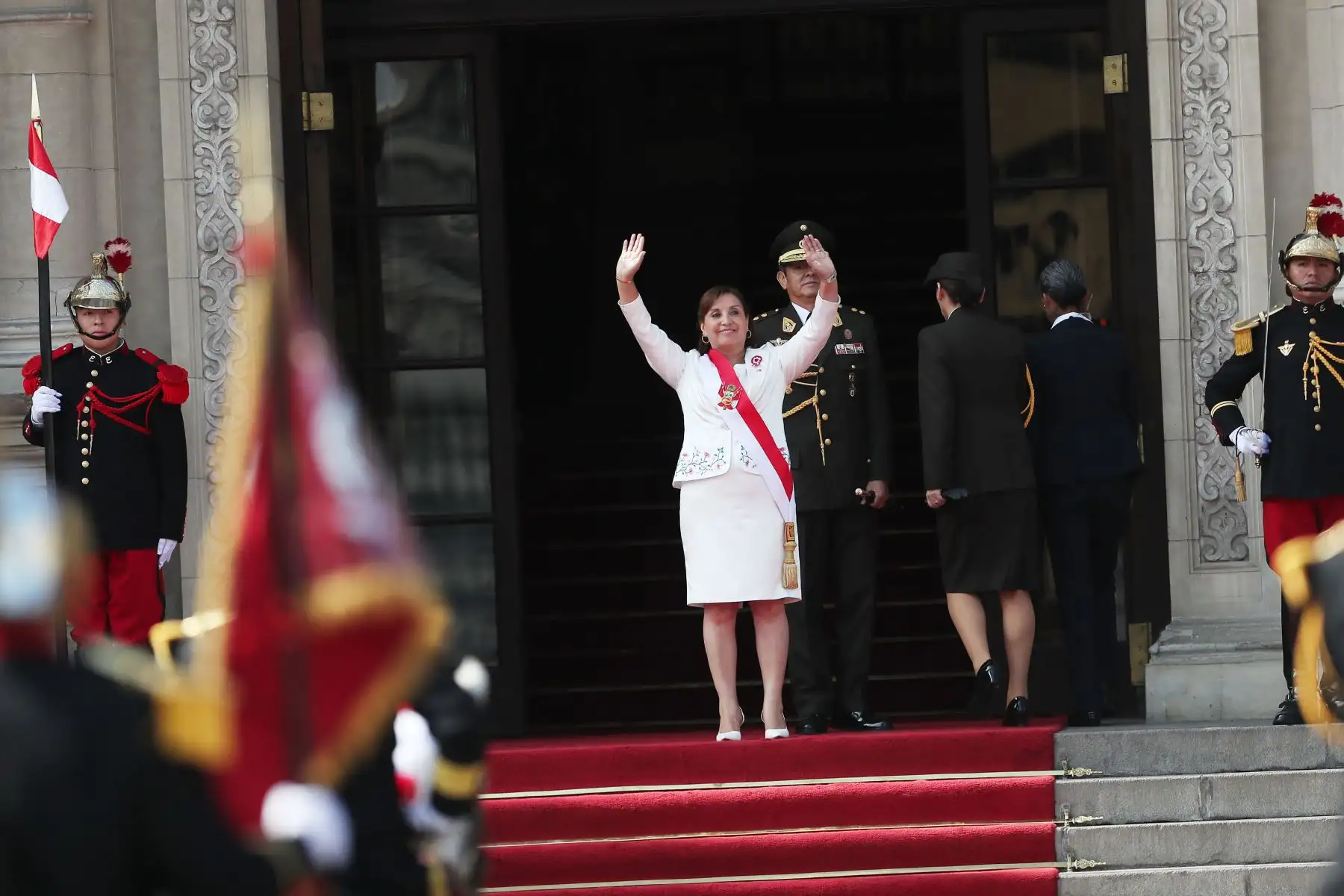 La presidenta de la República, Dina Boluarte, se despide en los exteriores de Palacio de Gobierno de regreso luego de dar el tradicional mensaje a la Nación durante el Día de la Independencia de Perú en Lima. Foto: ANDINA/Ricardo Cuba